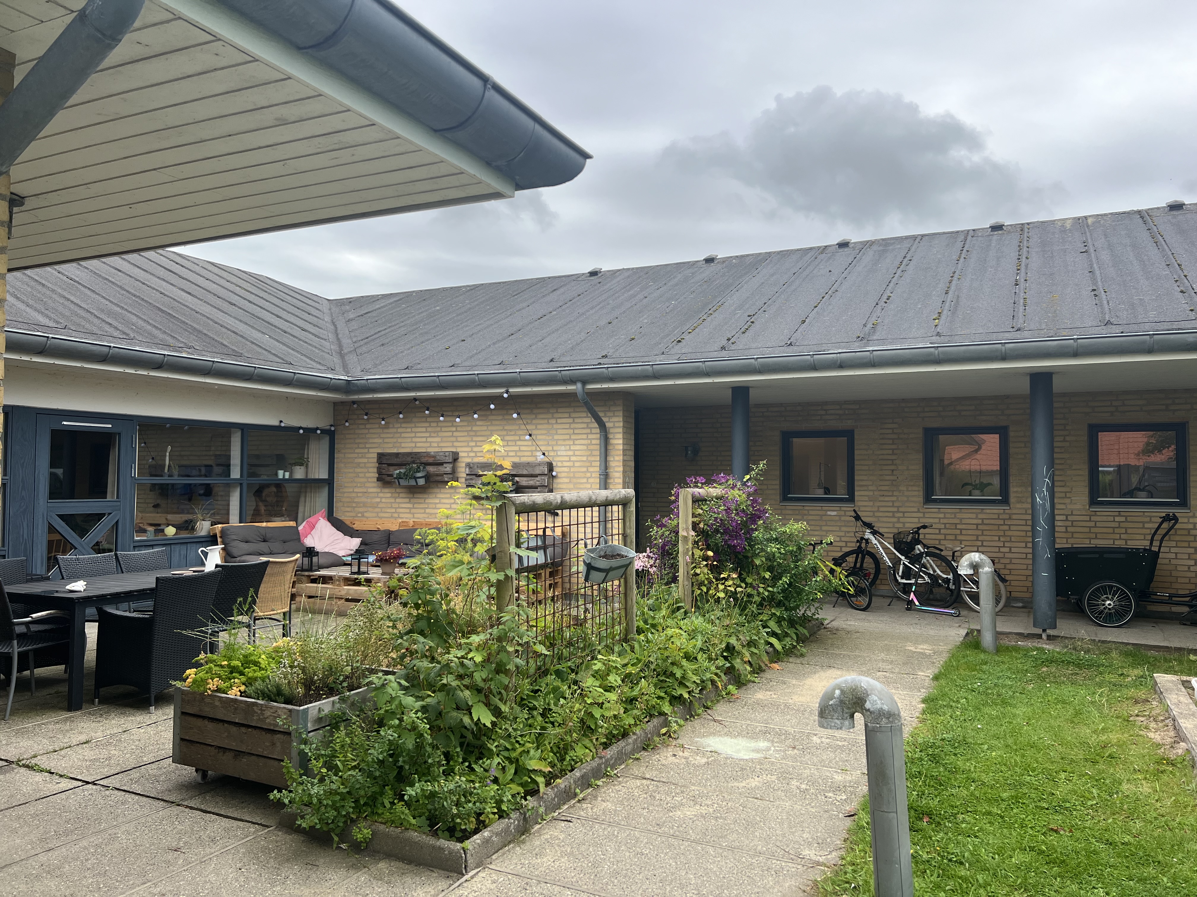 Vokseværket Udefra, have og terrasse