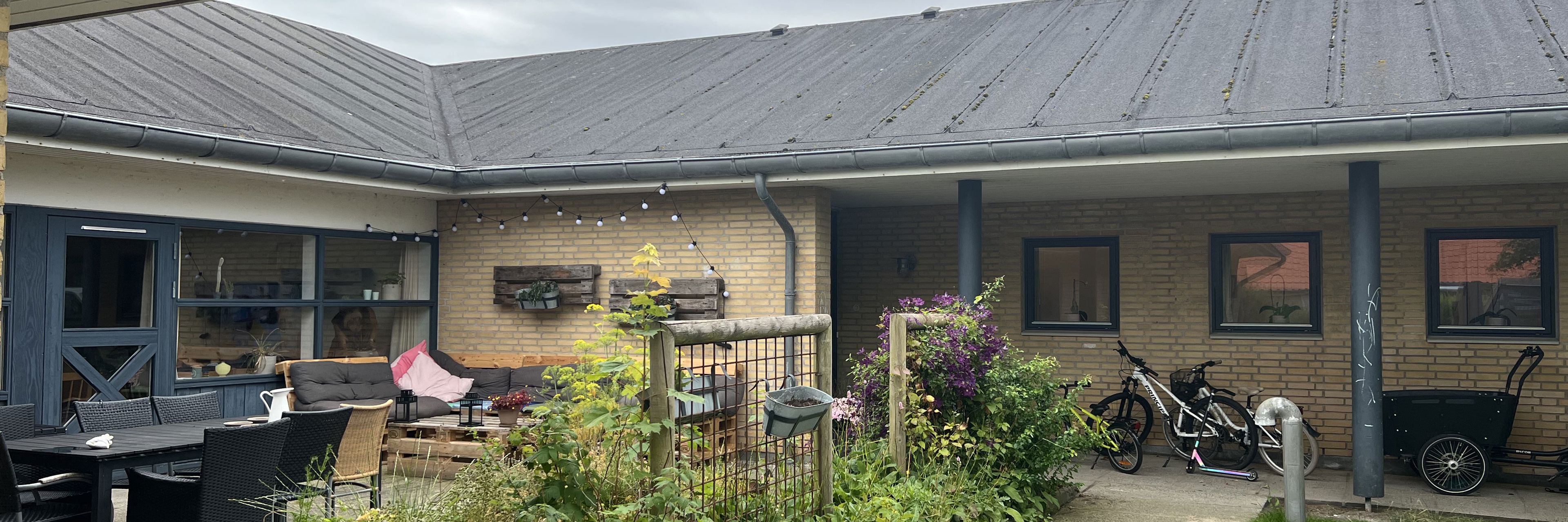 Vokseværket Udefra, have og terrasse