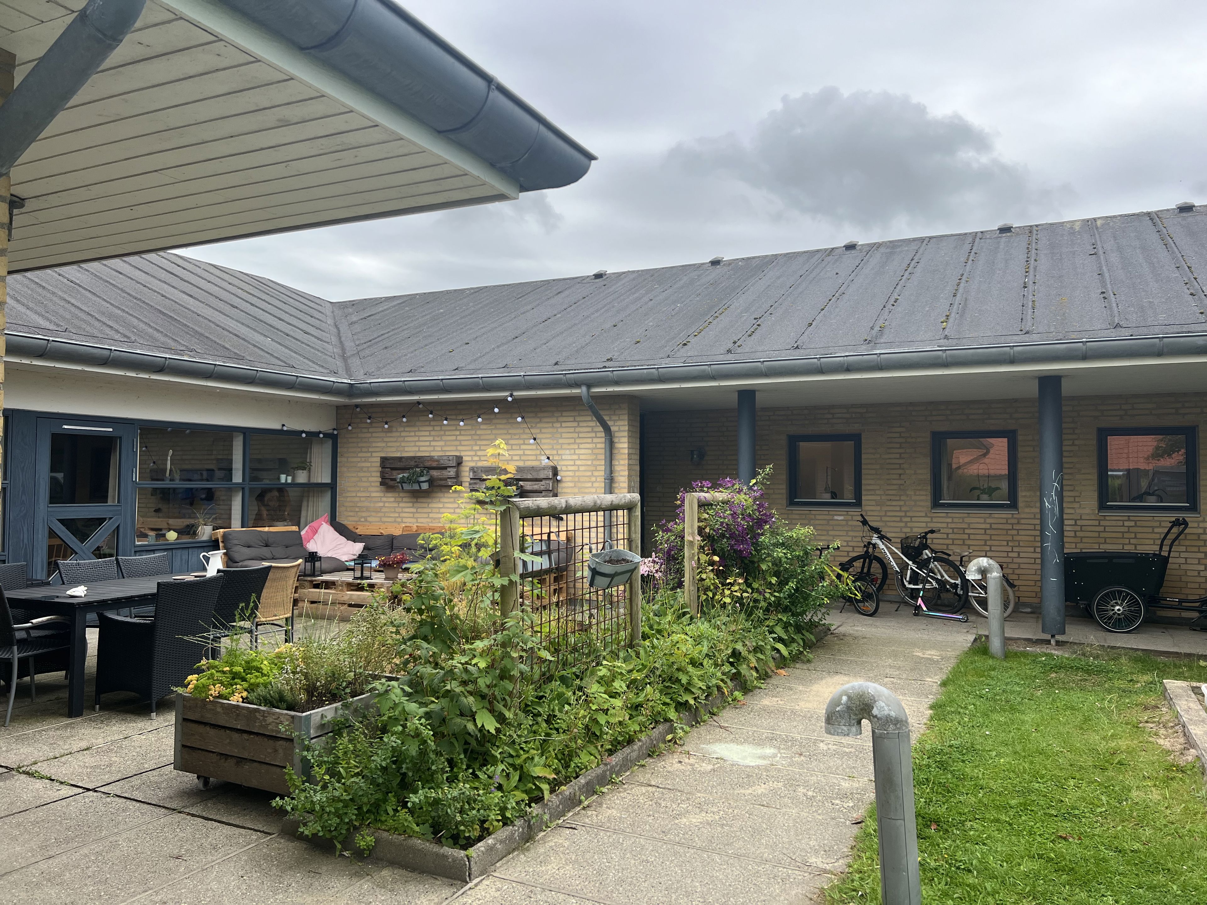 Vokseværket Udefra, have og terrasse