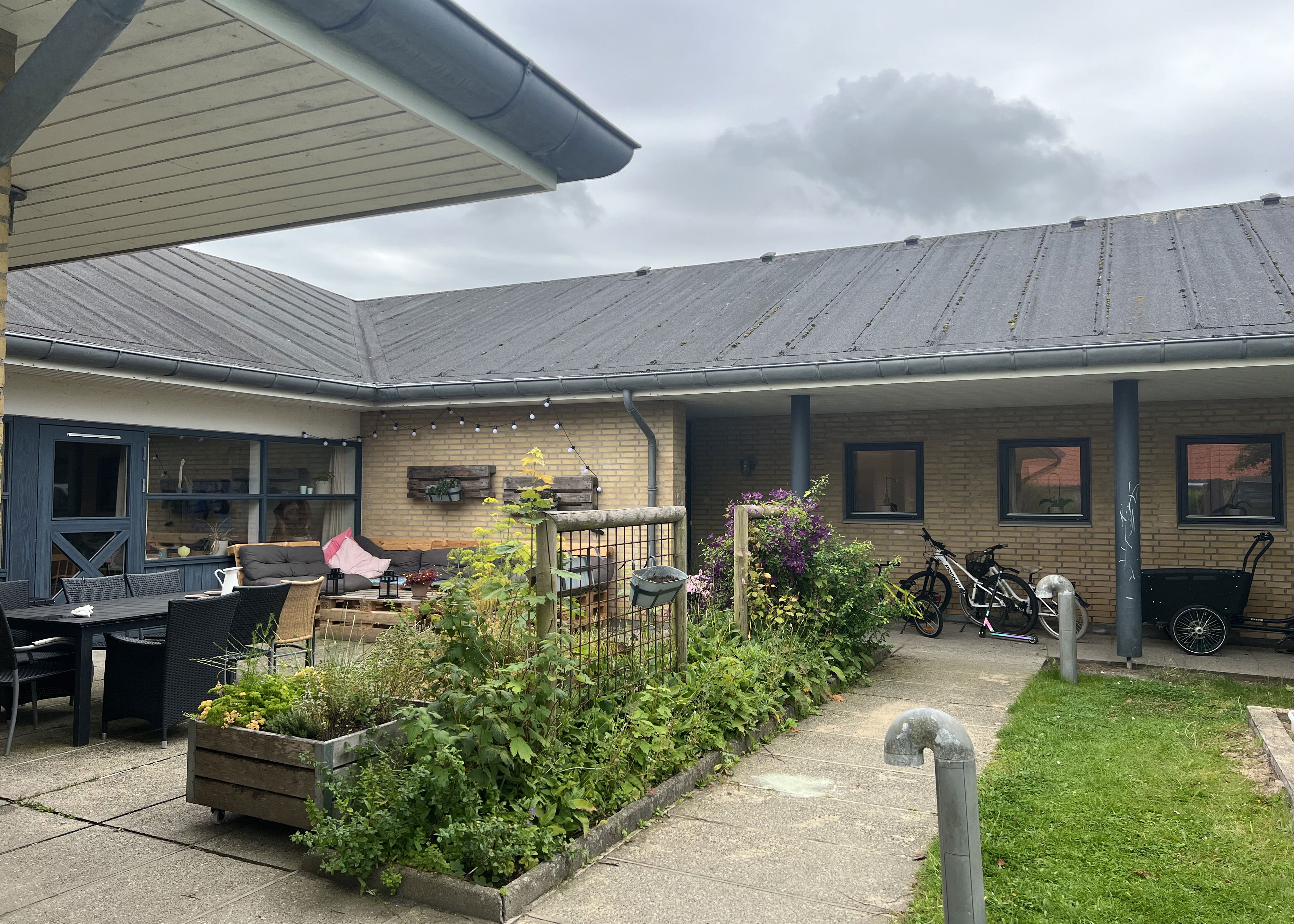 Vokseværket Udefra, have og terrasse