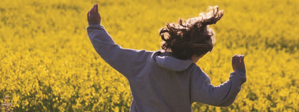 Pige der løber på en mark