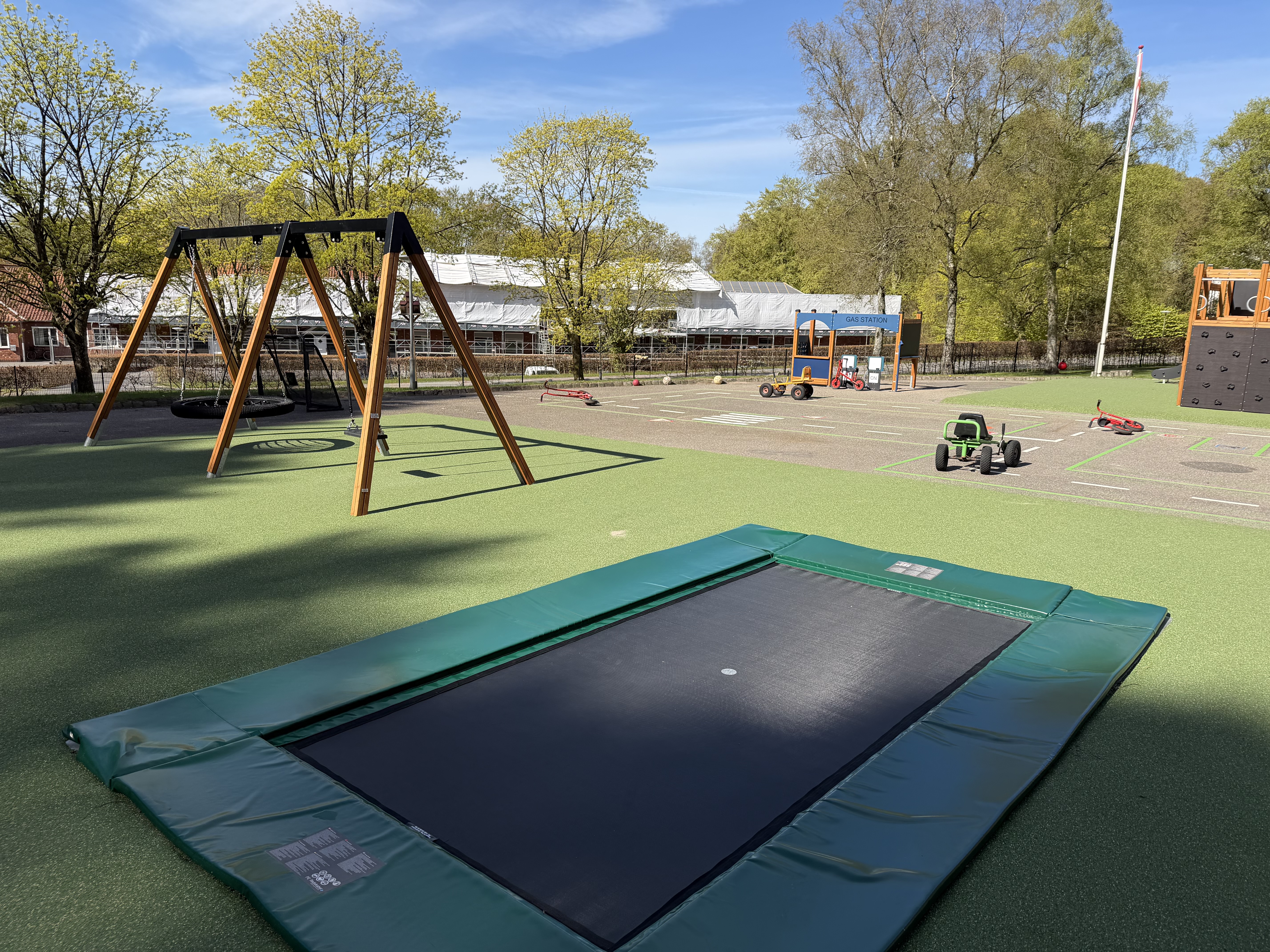 Legeplads med gynger og trampolin, Nøddehuset