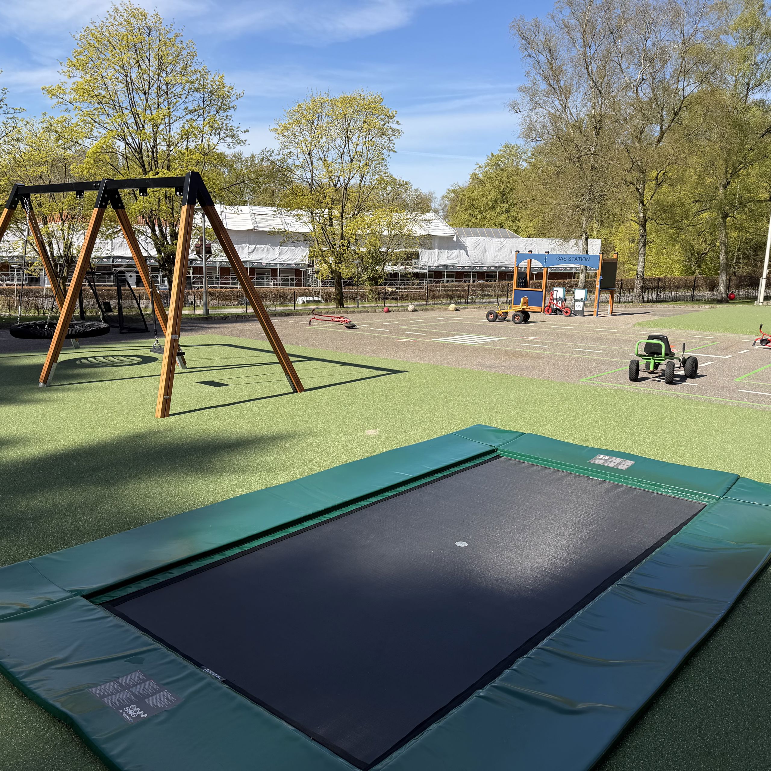 Legeplads med gynger og trampolin, Nøddehuset