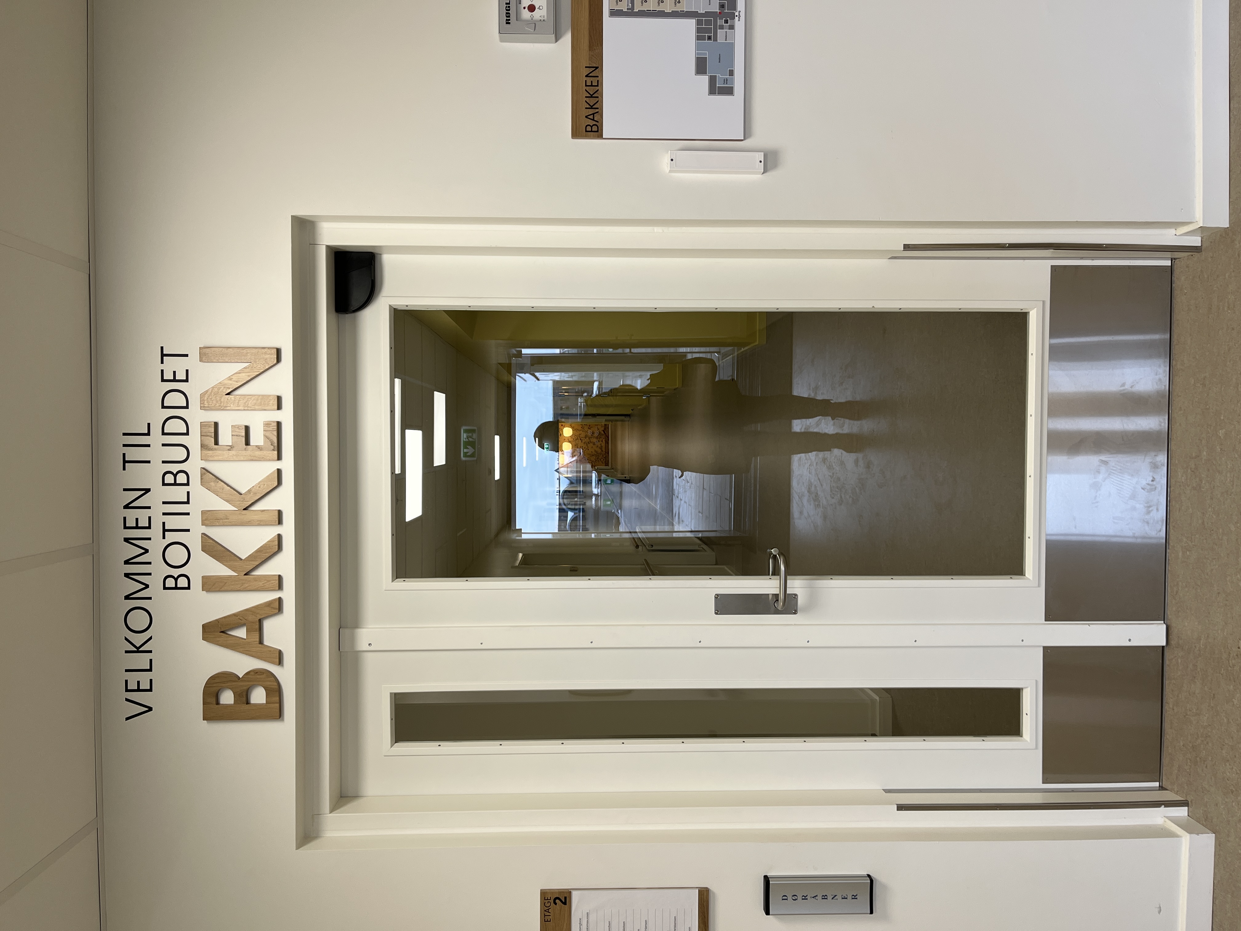 Velkommen til botilbuddet bakken står der på væggen når man kommer ind