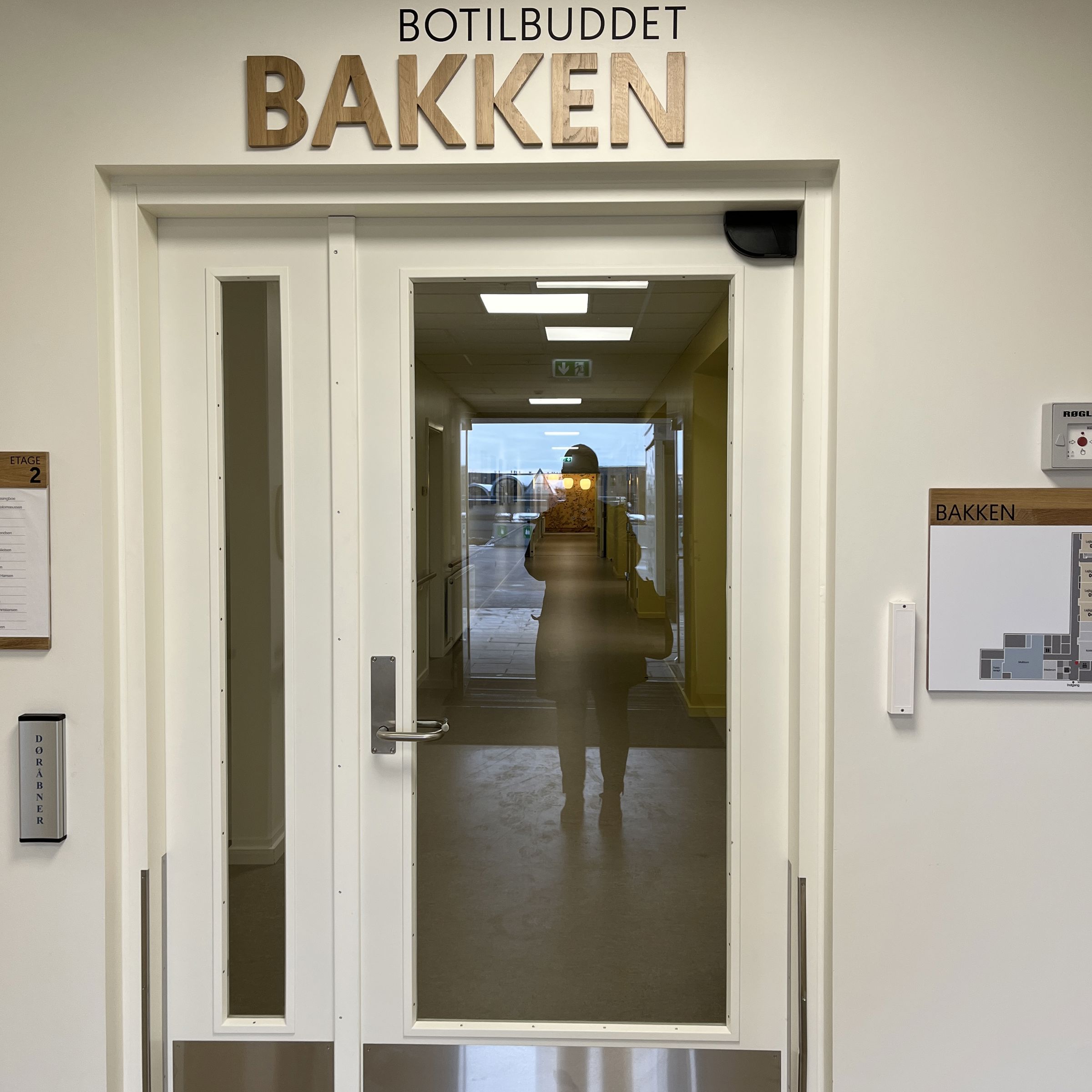 Velkommen til botilbuddet bakken står der på væggen når man kommer ind