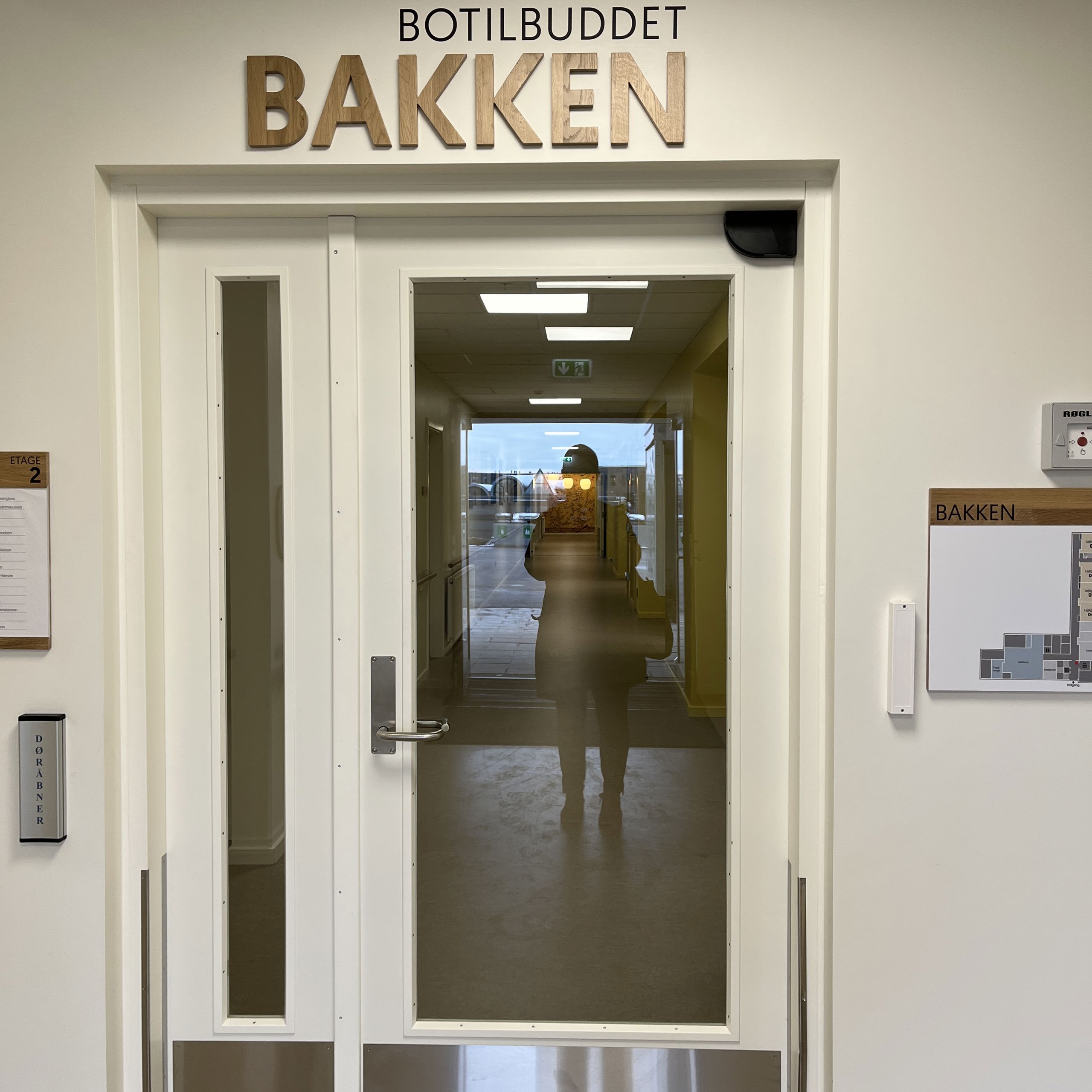 Velkommen til botilbuddet bakken står der på væggen når man kommer ind