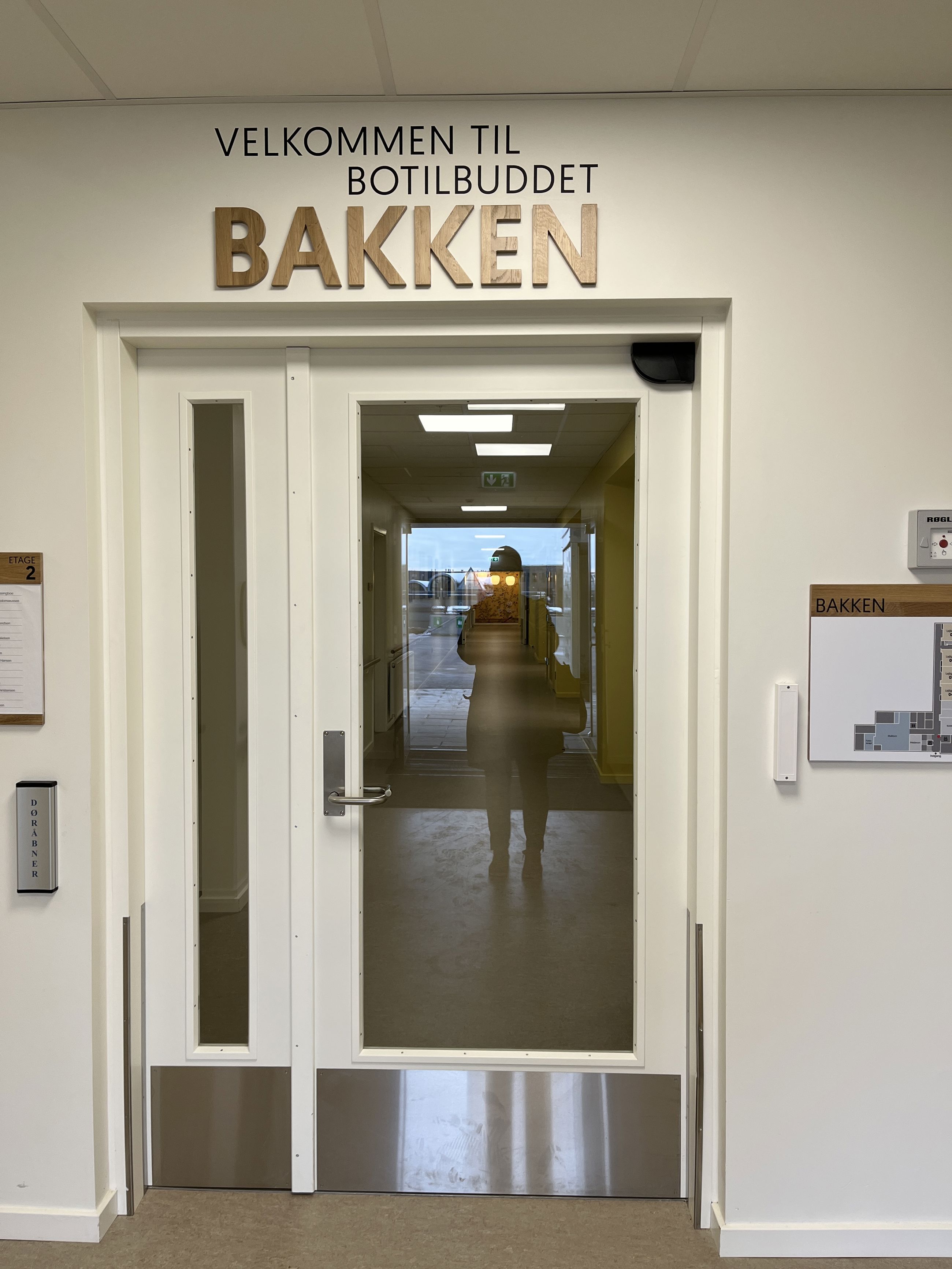 Velkommen til botilbuddet bakken står der på væggen når man kommer ind