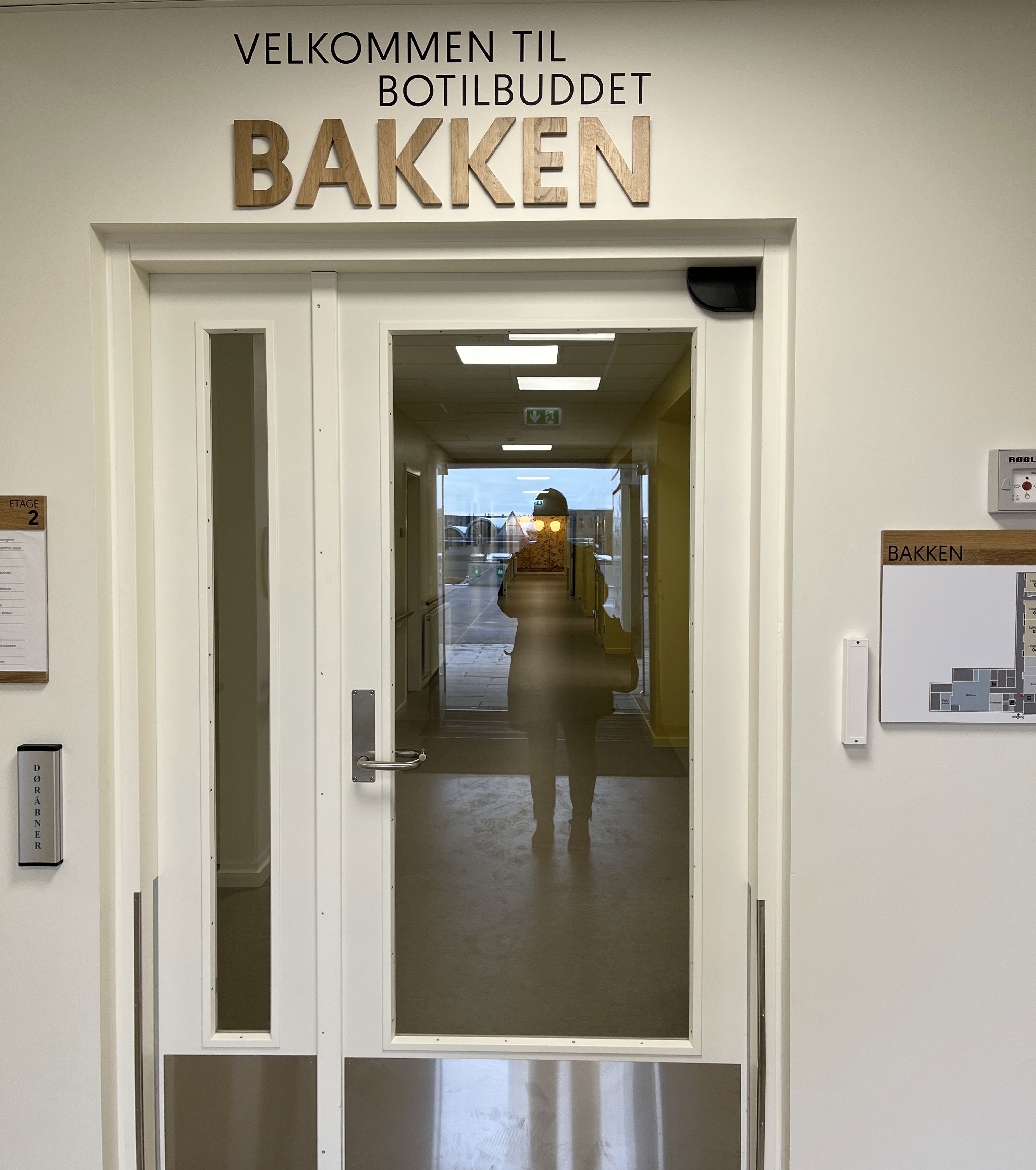 Velkommen til botilbuddet bakken står der på væggen når man kommer ind