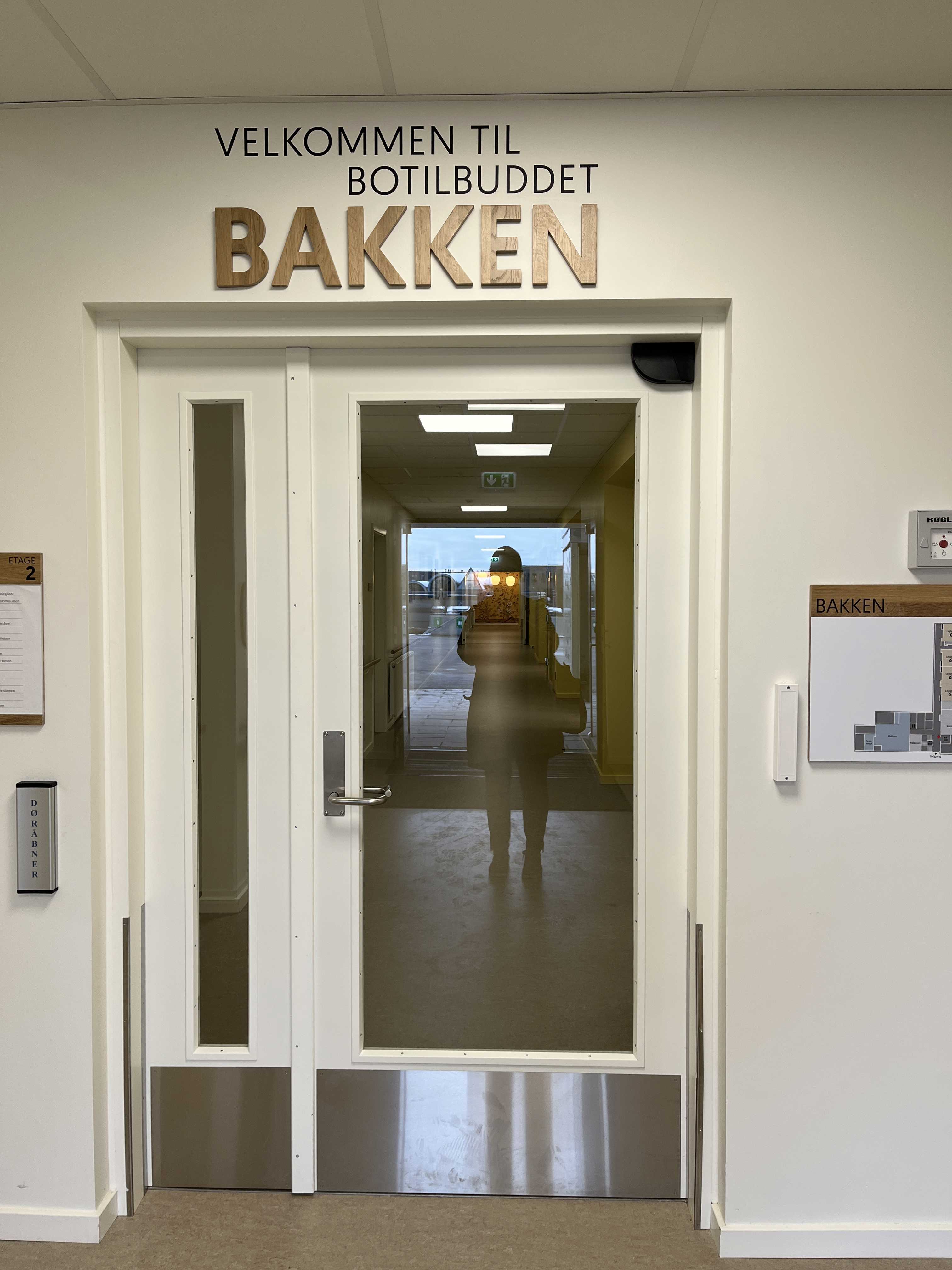 Velkommen til botilbuddet bakken står der på væggen når man kommer ind