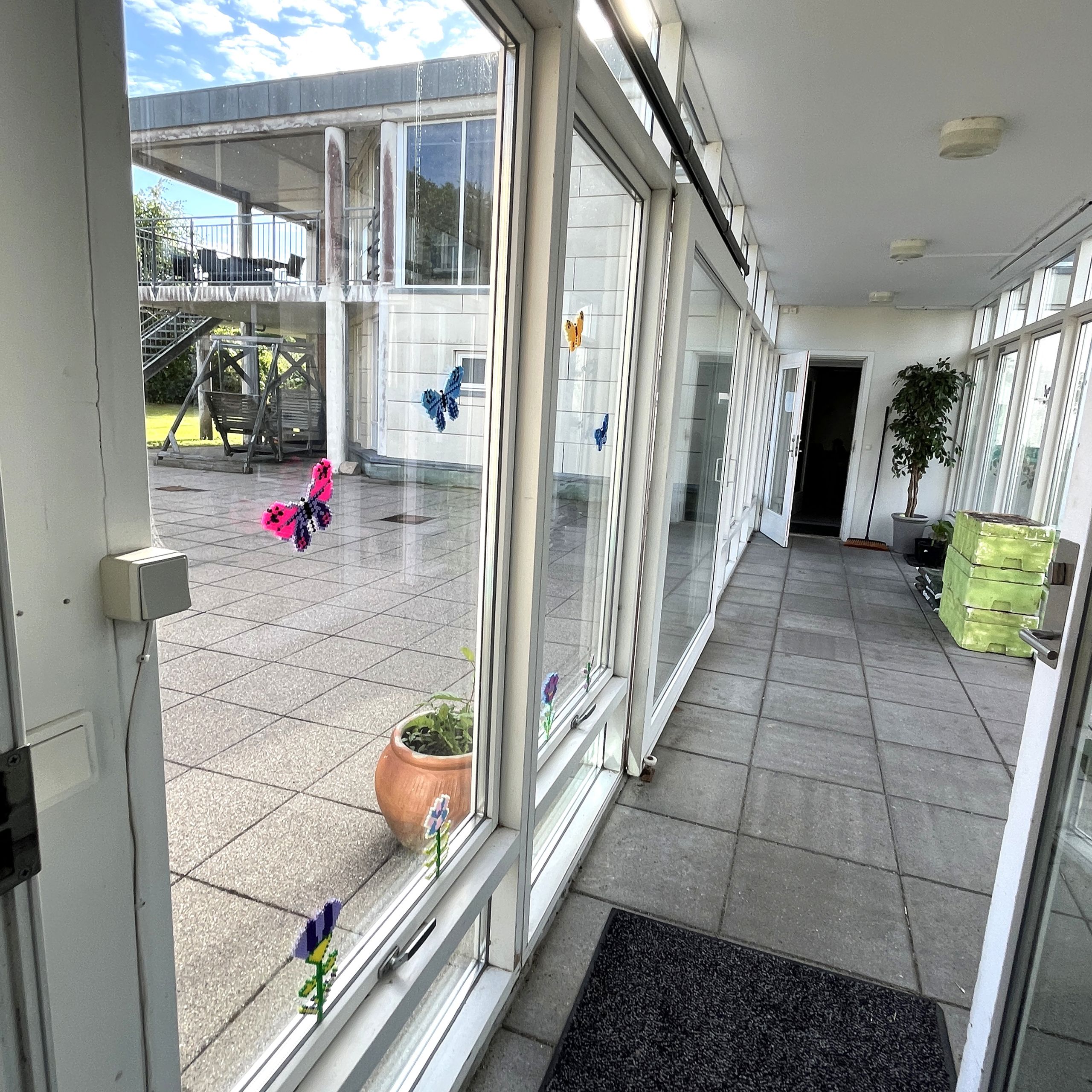 Indgangsparti På Sonjavej Med Perleplader