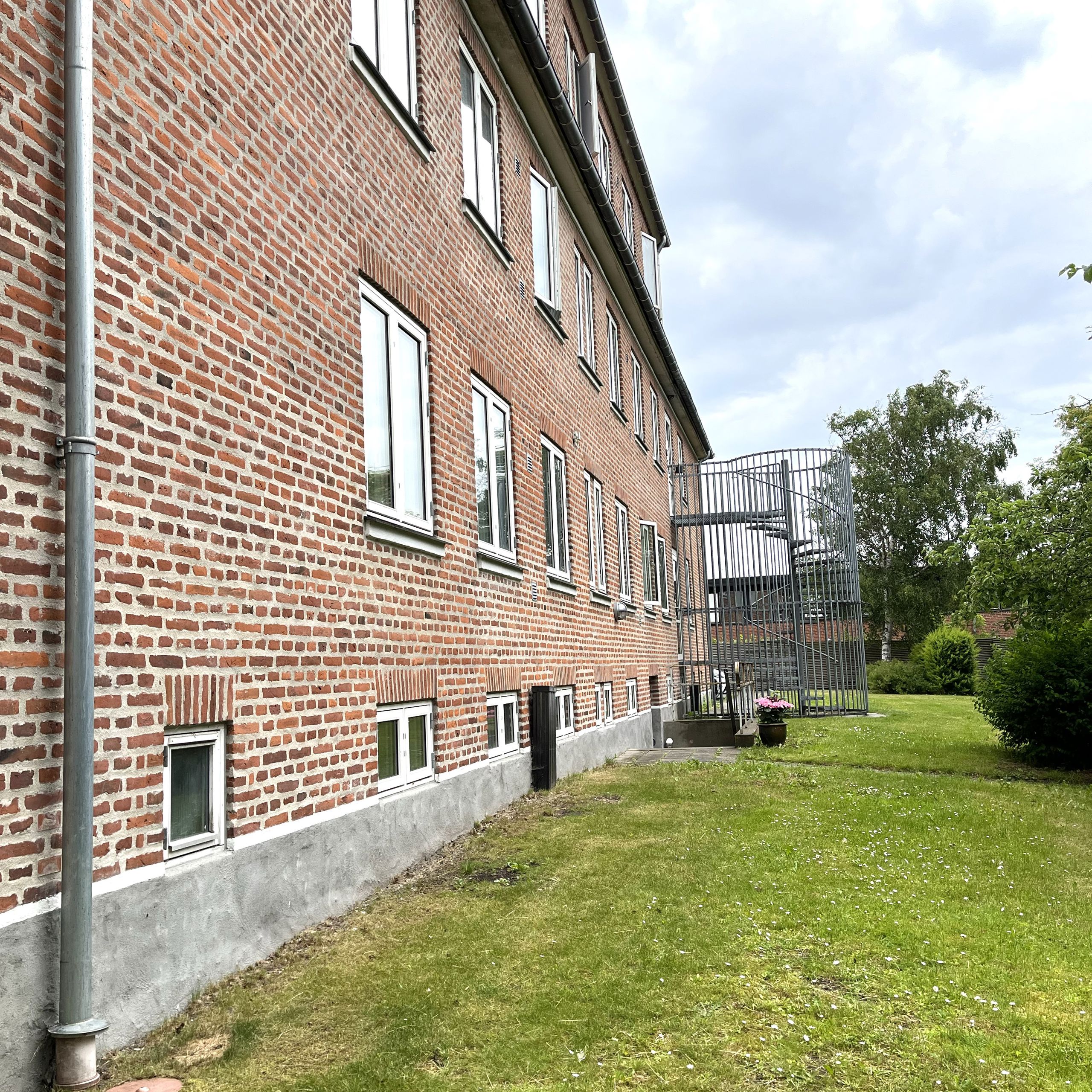 Litvadhus Bagsiden Af Huset