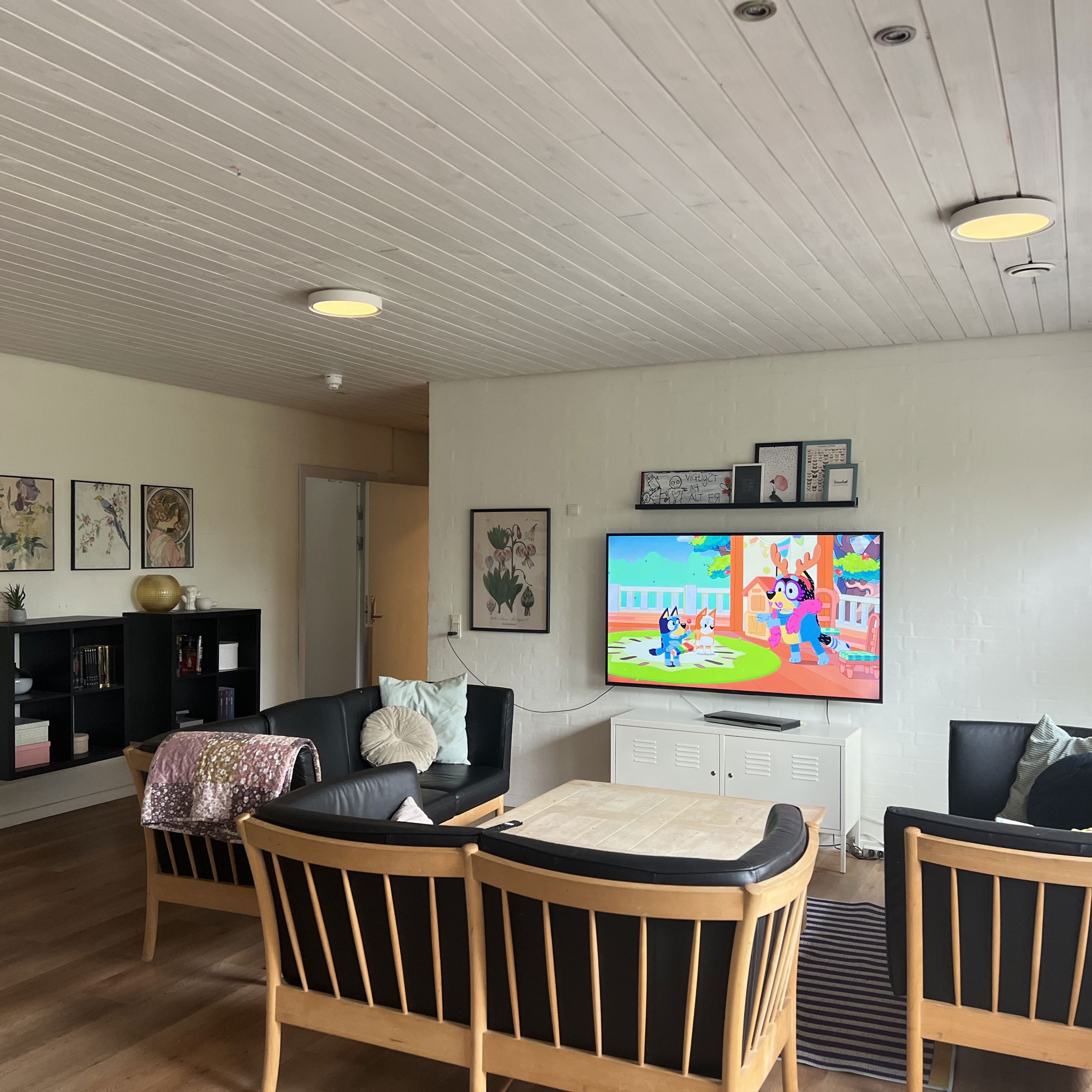 Vokseværket Fællesstue med tv, sofagruppe og reol