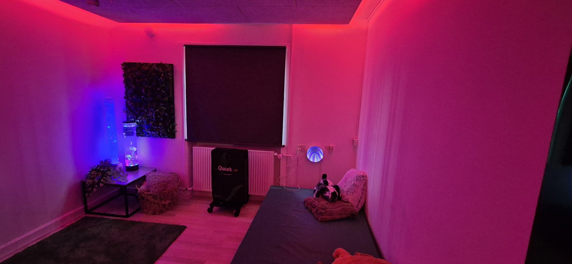 Sanserum med pink lys