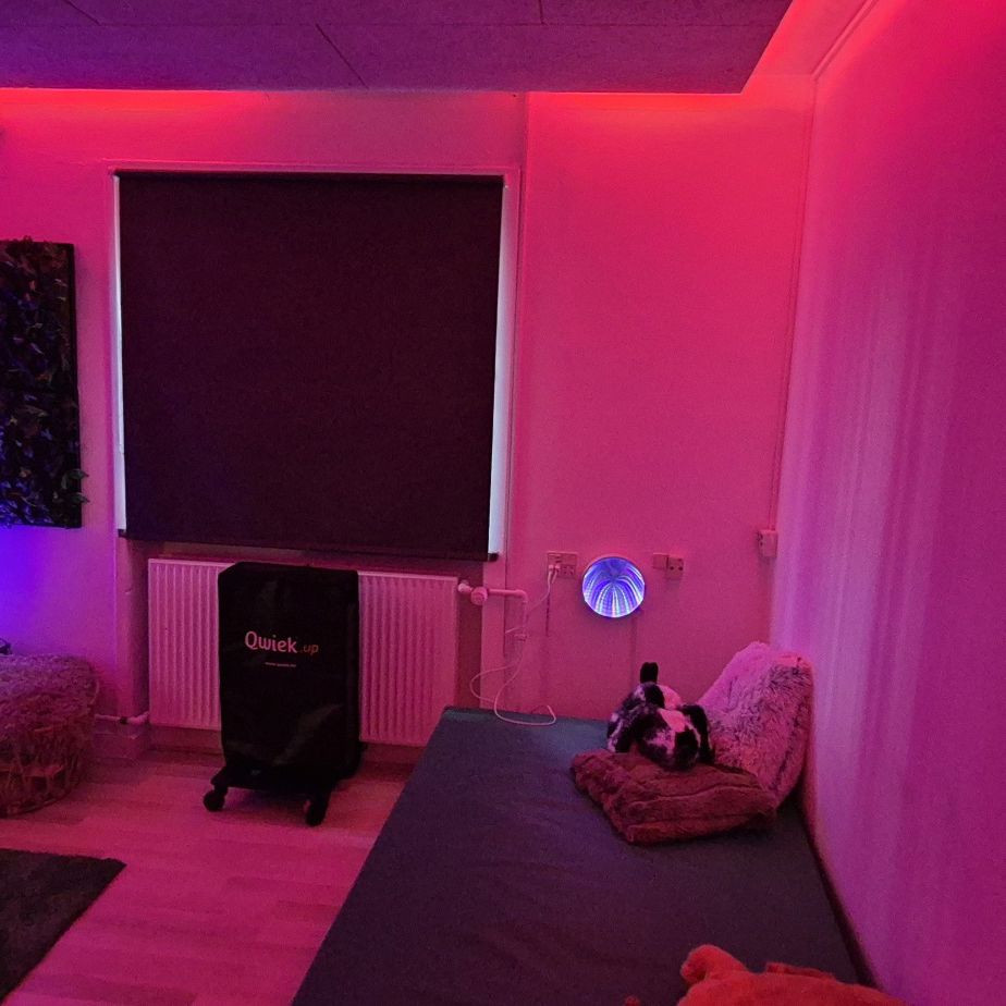 Sanserum med pink lys
