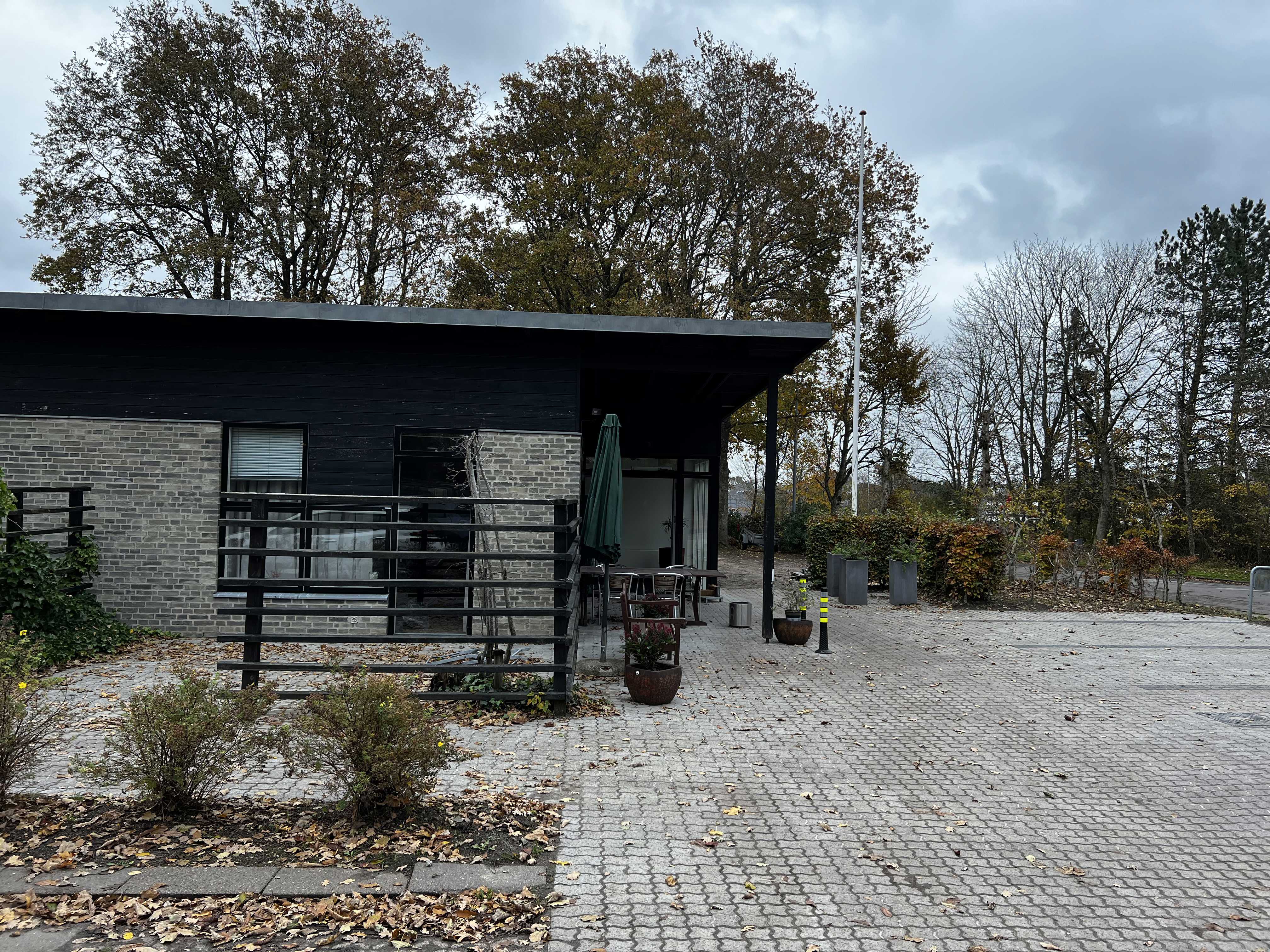 Grå bolig på set udefra