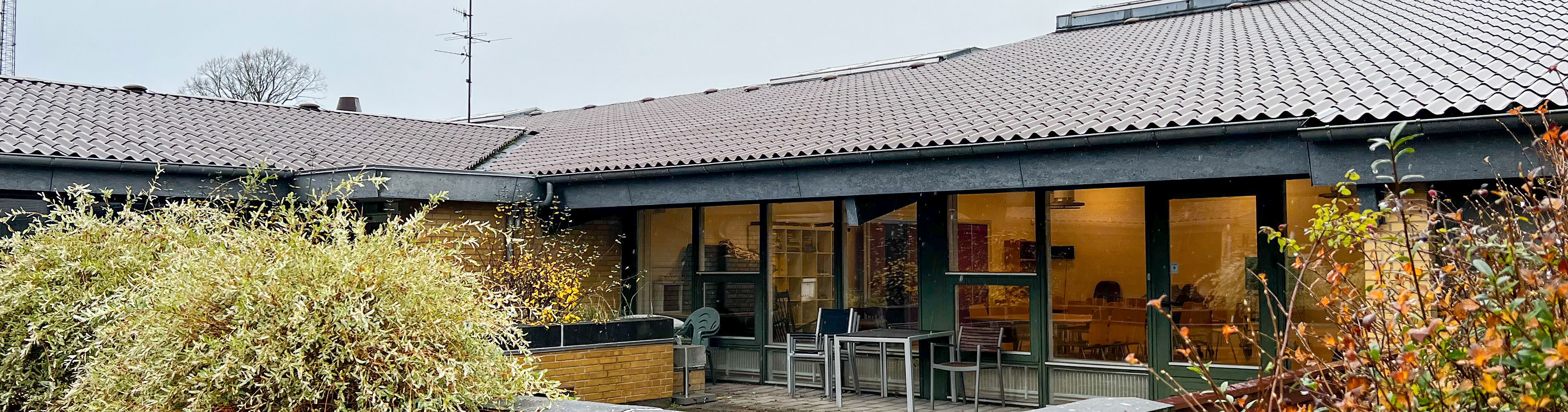 Virkelyst set udefra med terrassen i fokus