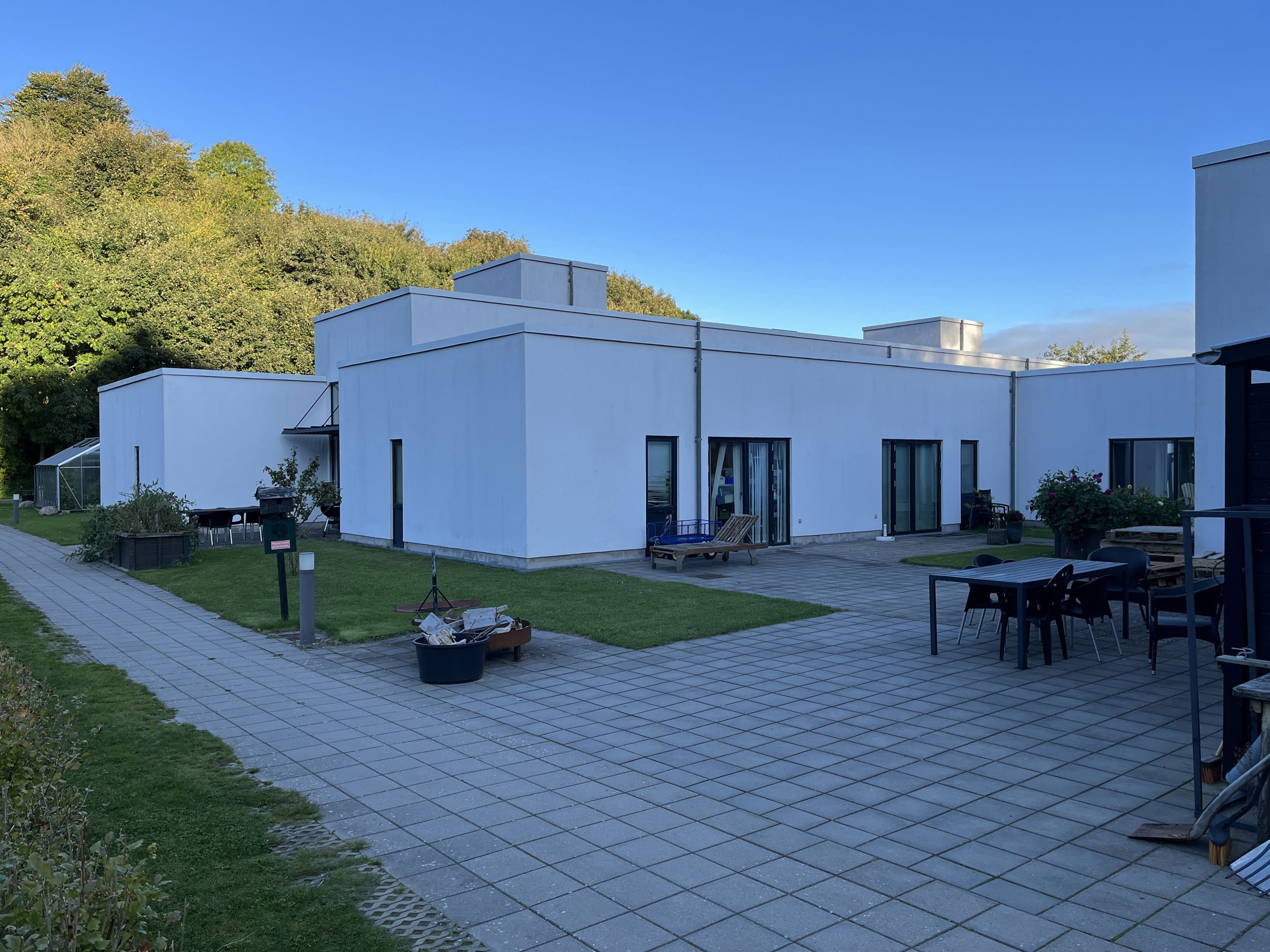 Kridtsløjfen baghave med havemøbler