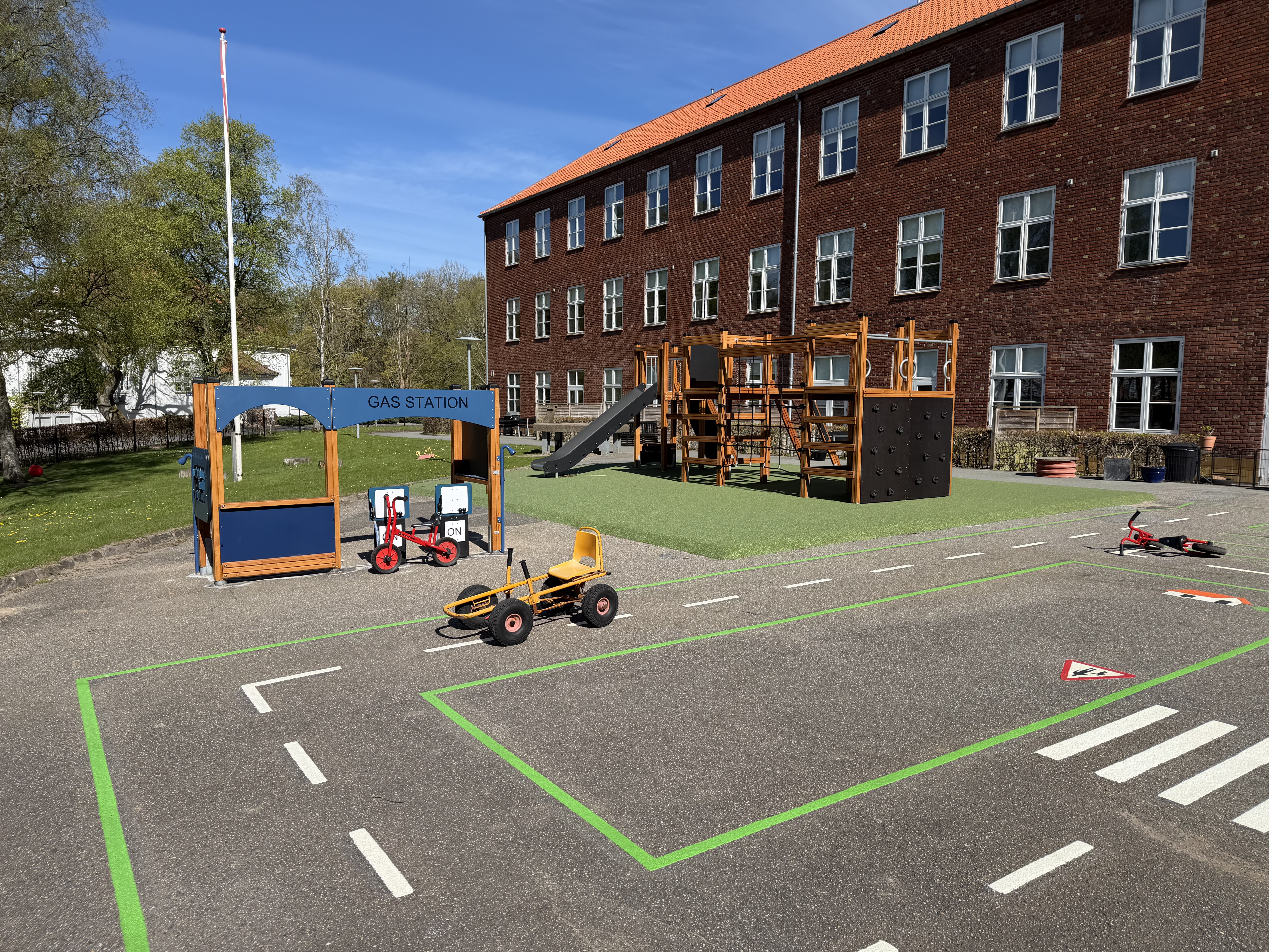 Legeplads opmærket med kørebaner og mooncars,  Nøddehuset