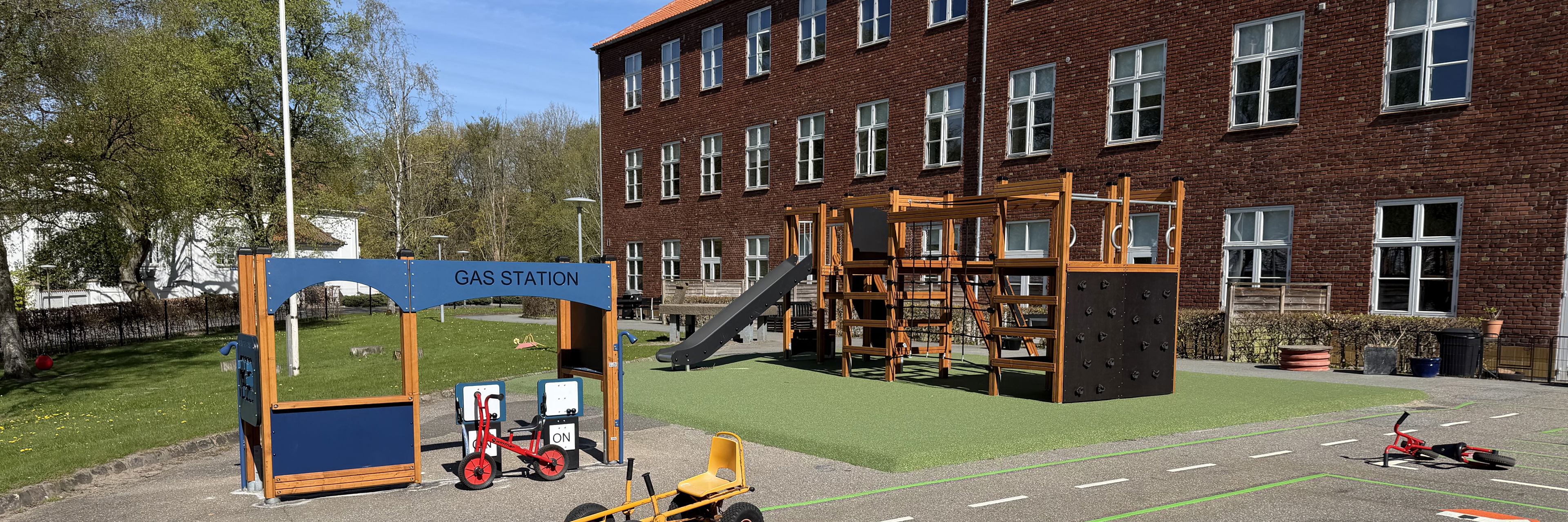 Legeplads opmærket med kørebaner og mooncars, Nøddehuset