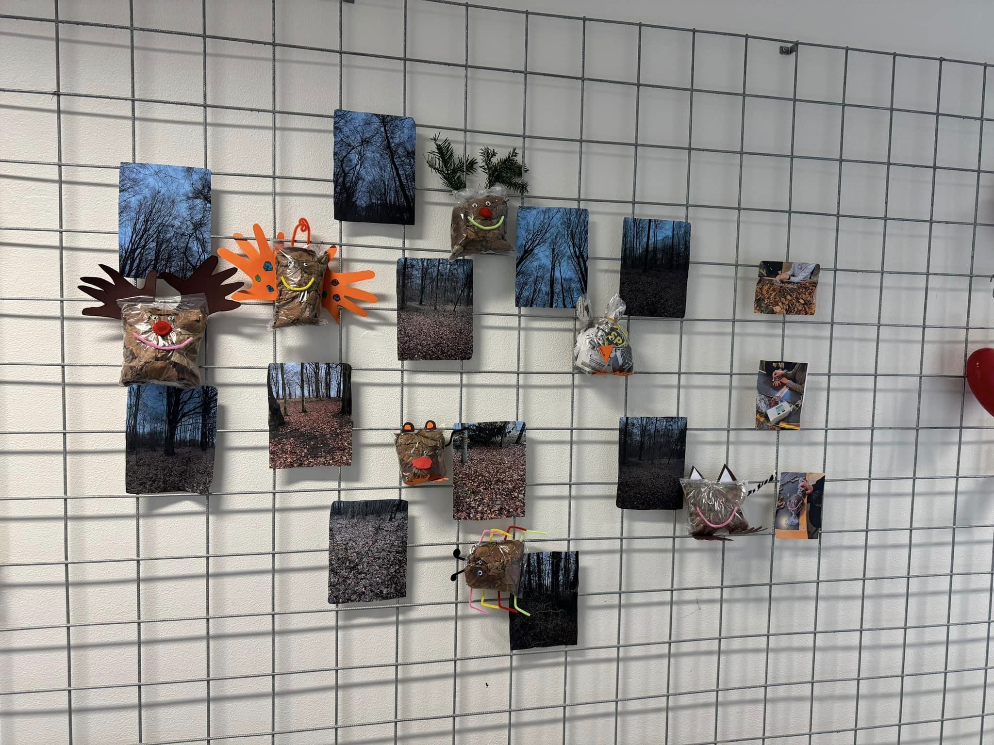 Opslagstavle med billeder og kreationer fra Værkstedet