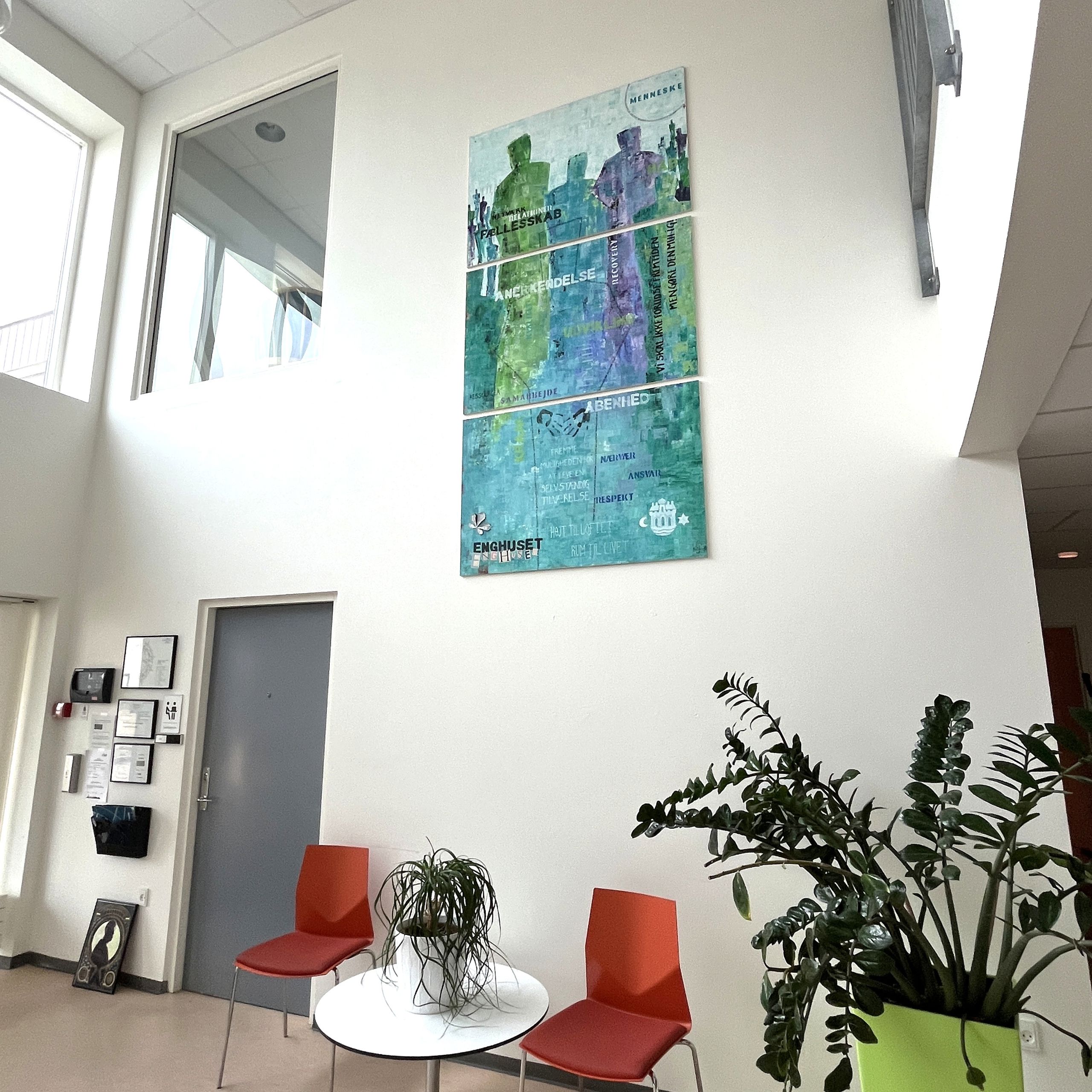 Væg I Indgangsparti Med Maleri Og Siddeplads