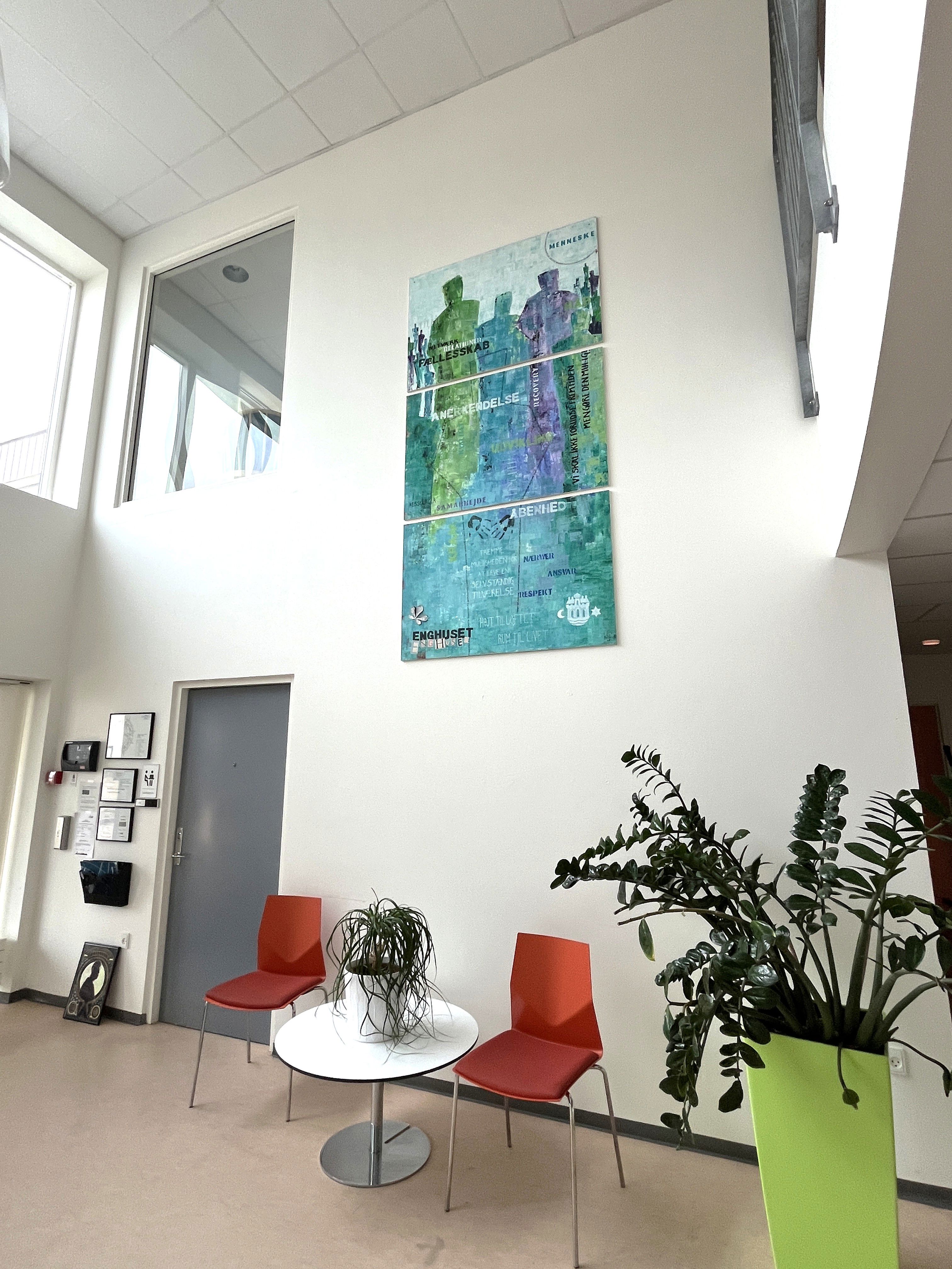 Væg I Indgangsparti Med Maleri Og Siddeplads
