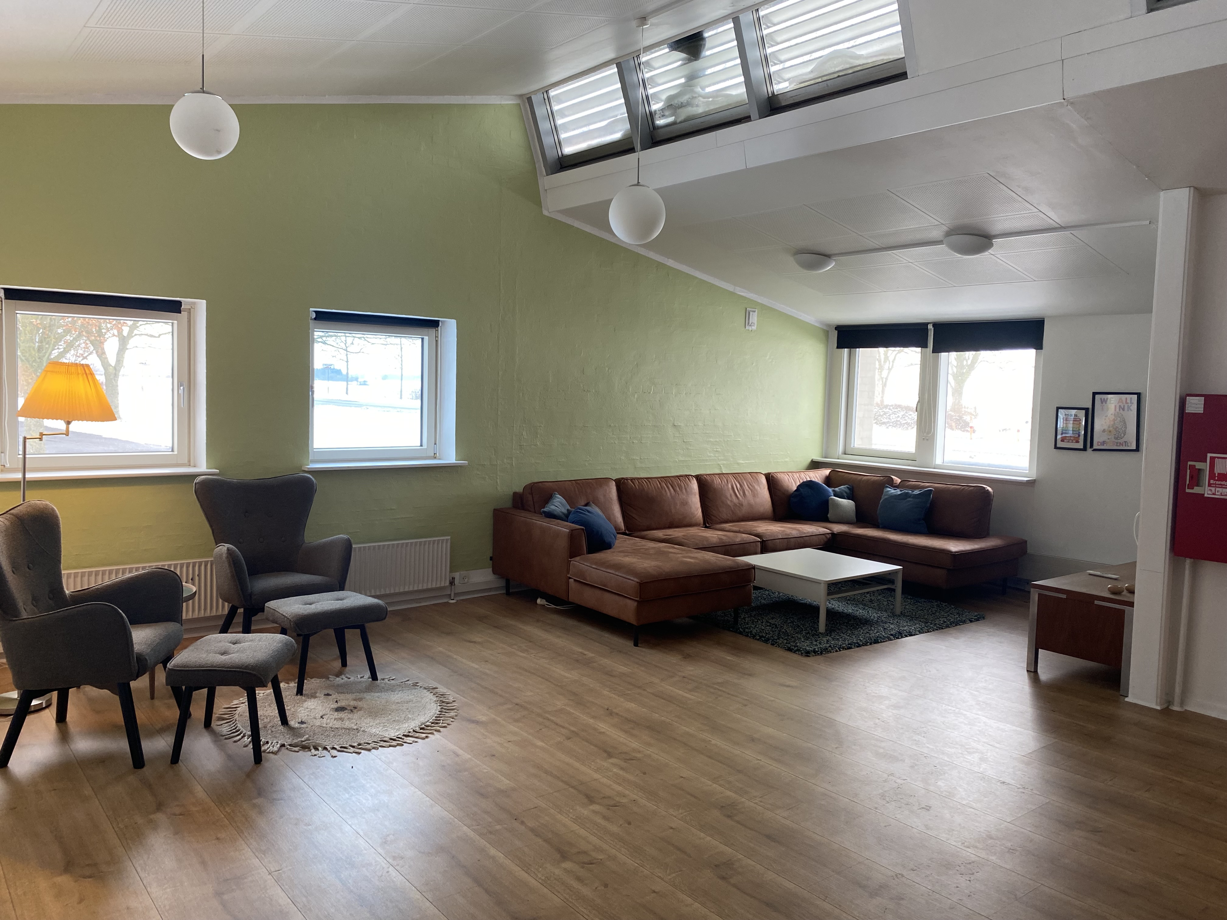 Opholdsstue med sofa og lænestole