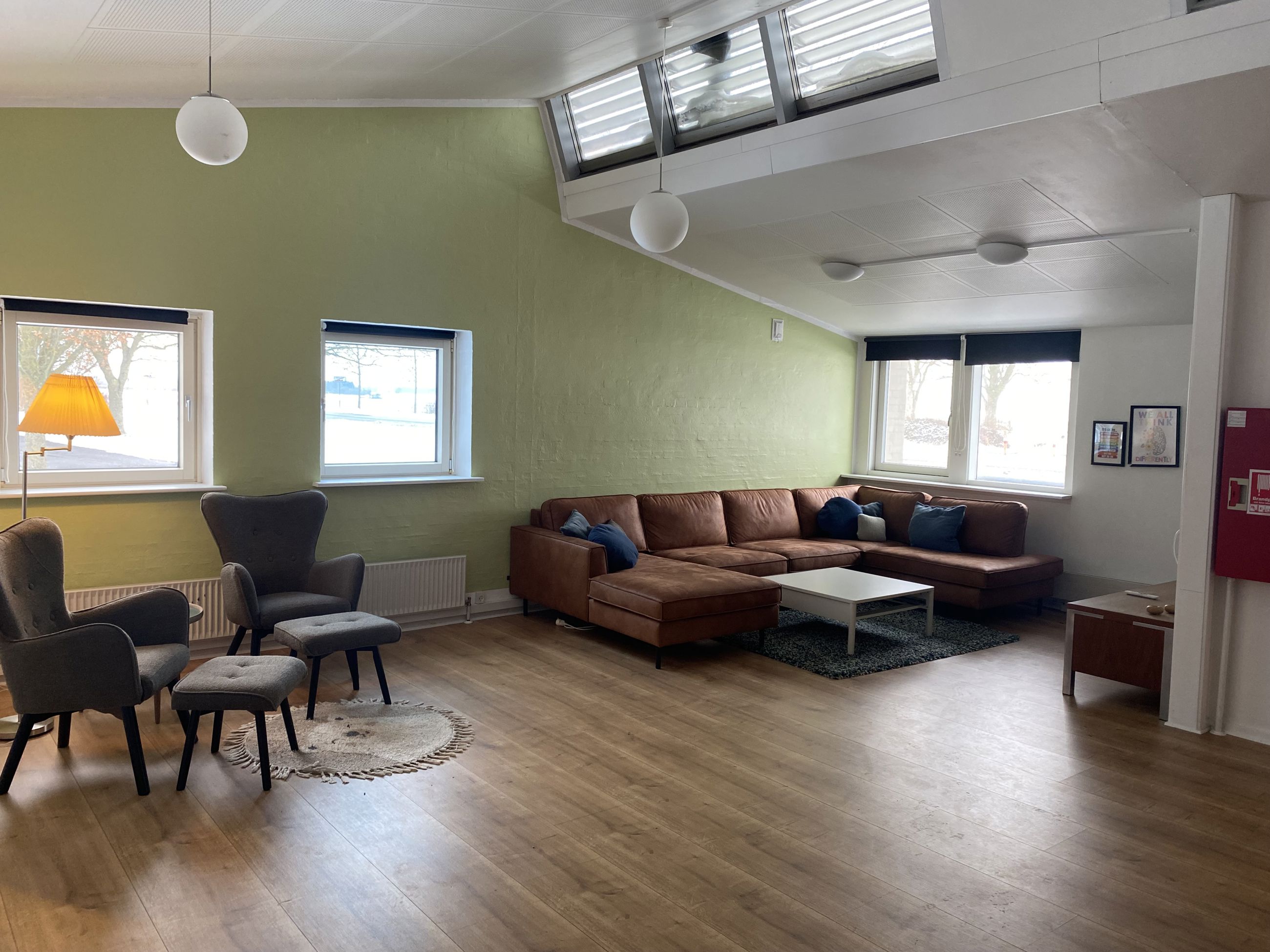 Opholdsstue med sofa og lænestole