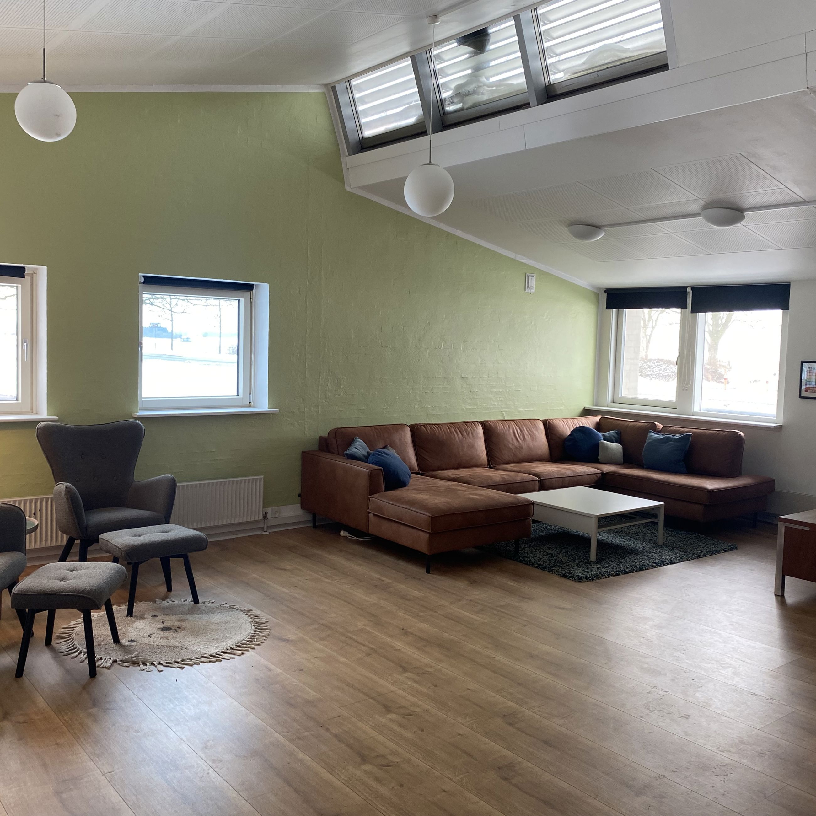 Opholdsstue med sofa og lænestole