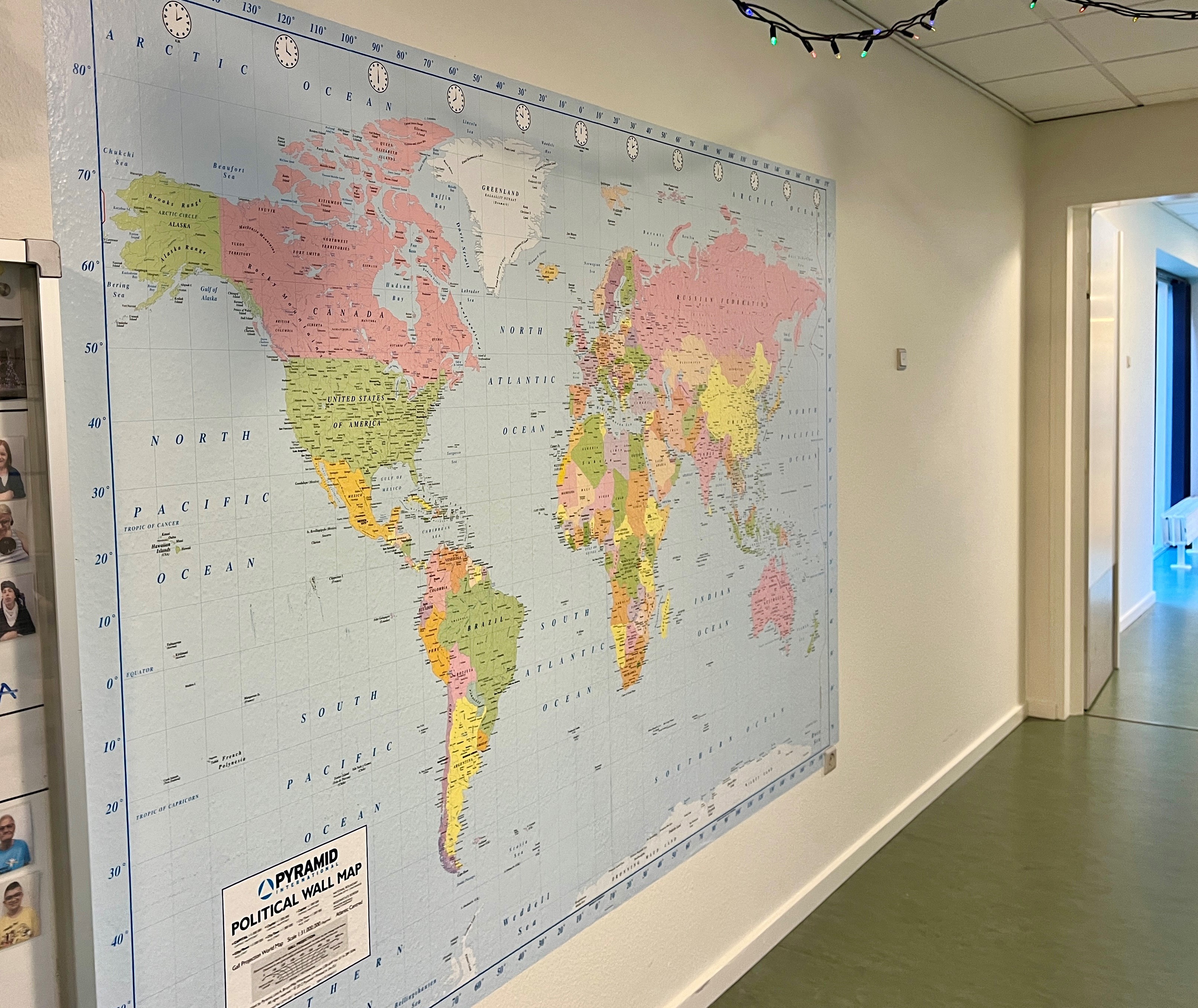 Væg med et verdenskort på