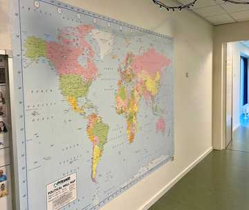 Væg med et verdenskort på