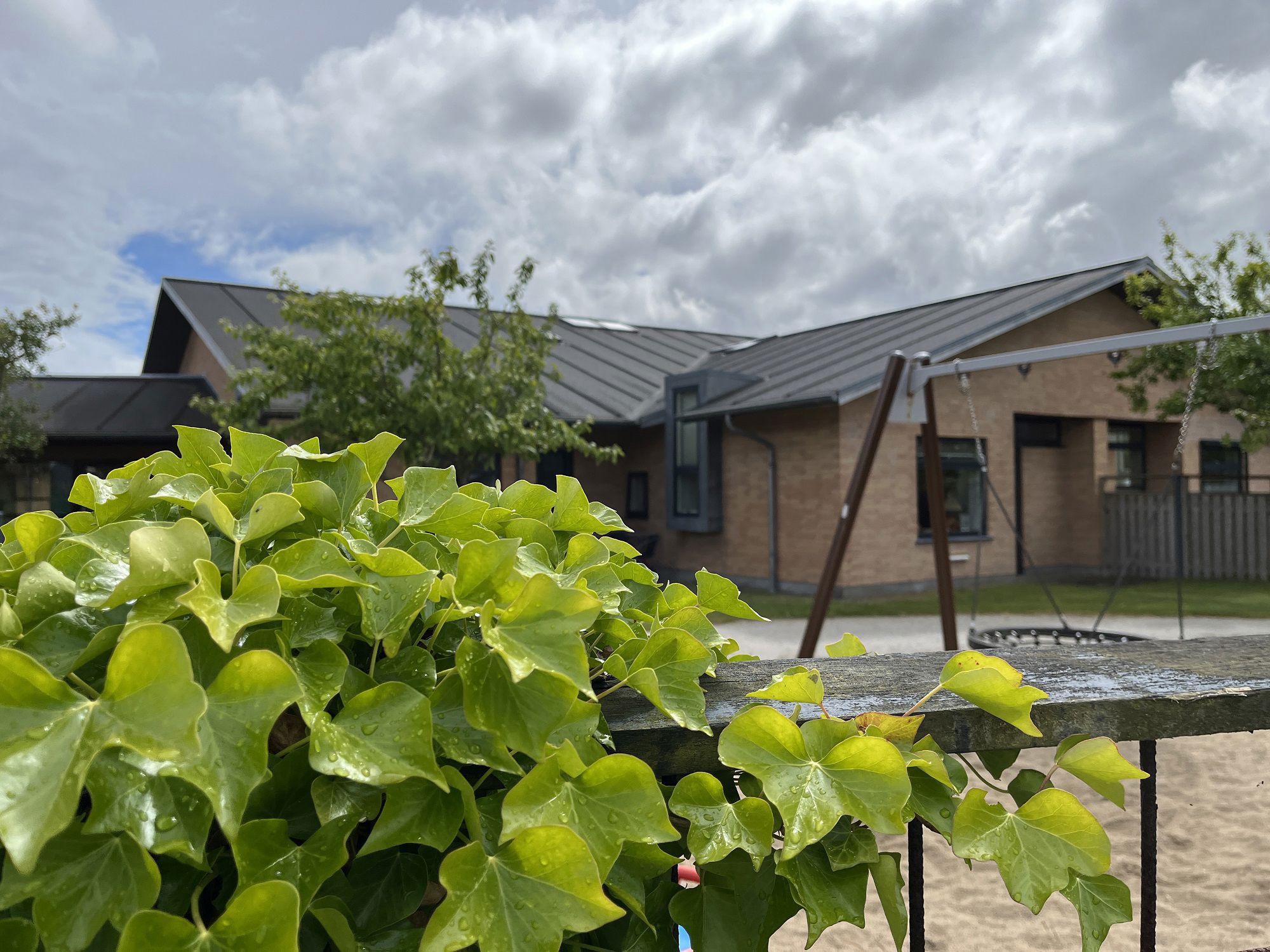 Hobitten bygningen med gynge foran