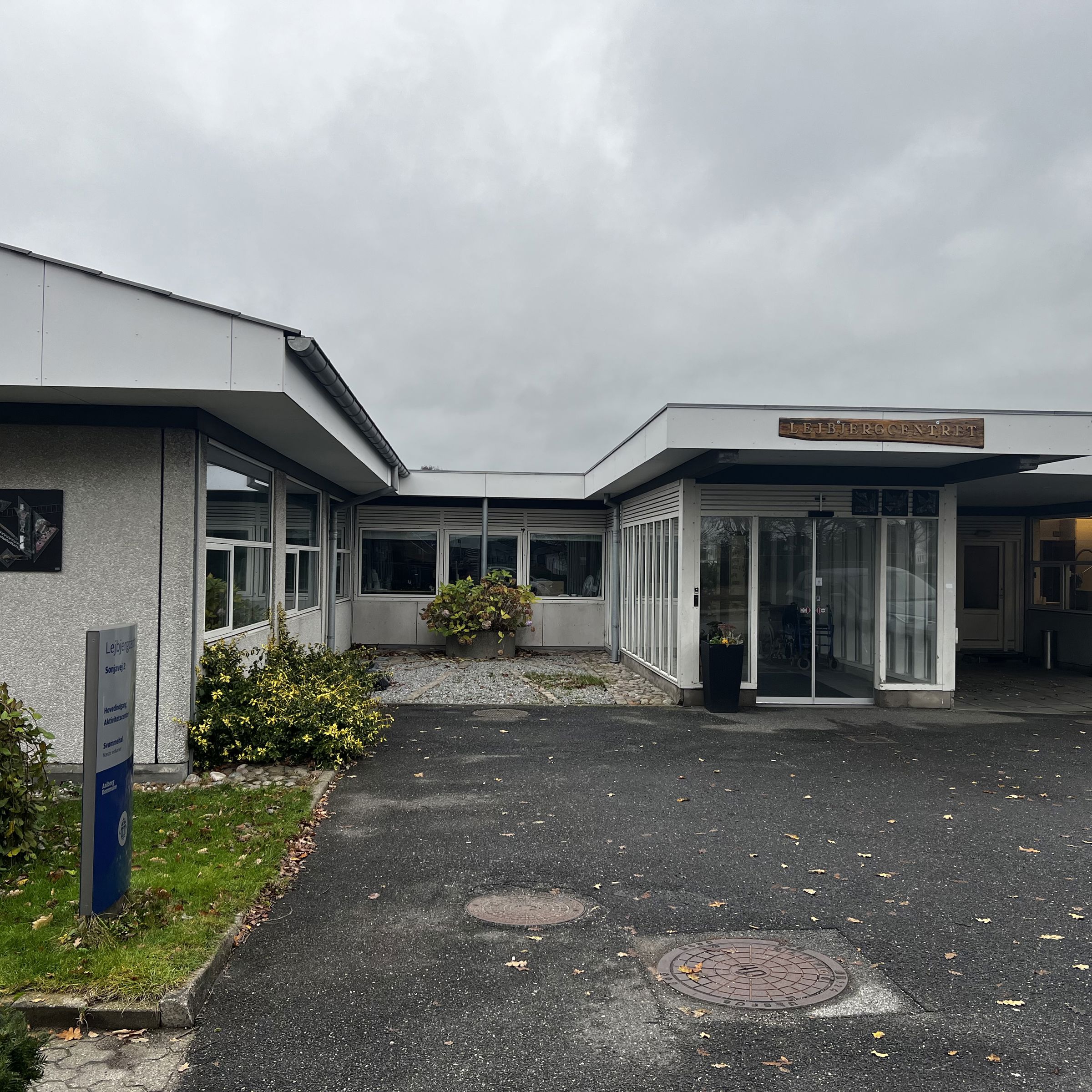 Lejbjergcentrets hovedindgangen set udefra