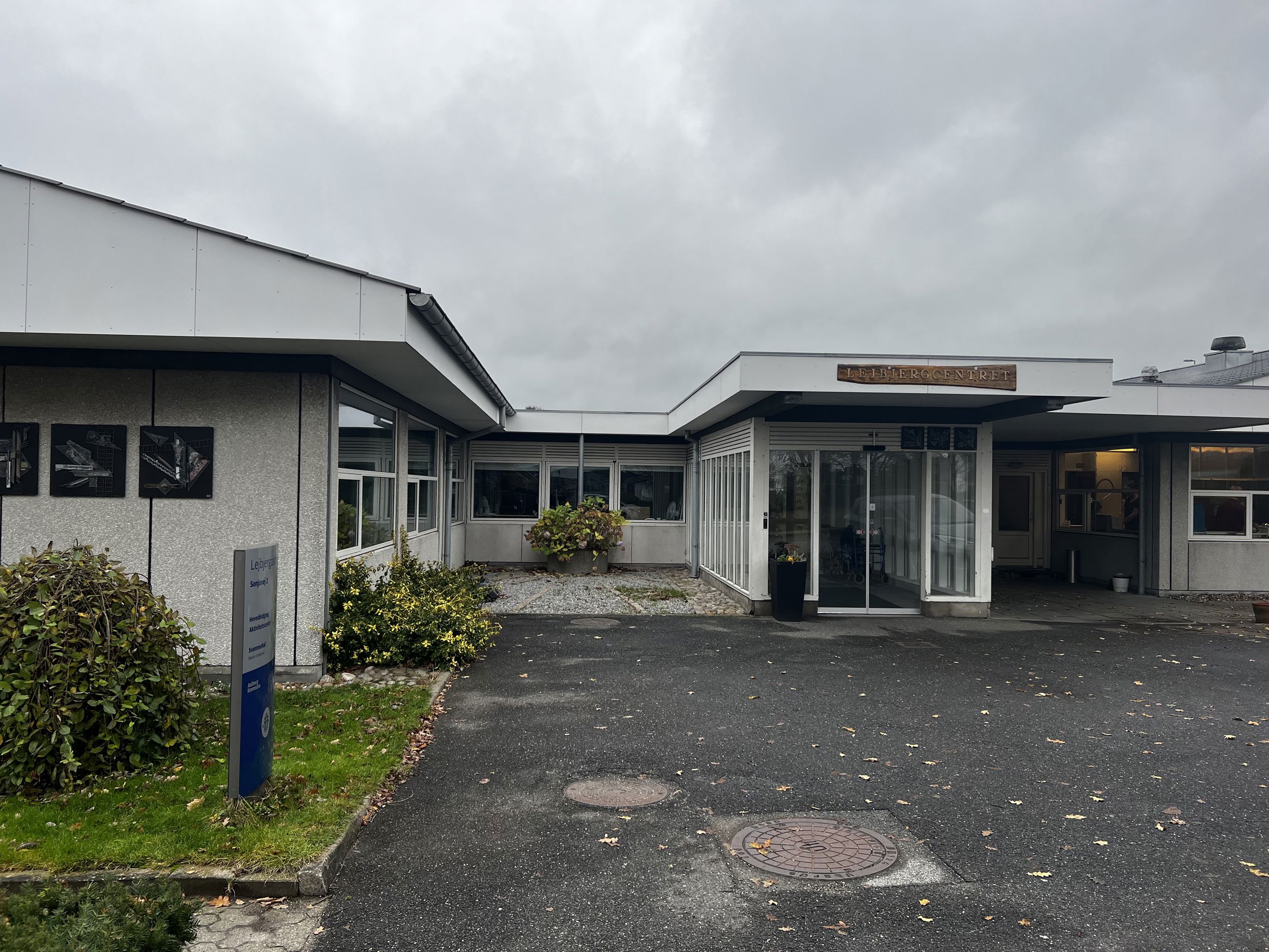 Lejbjergcentrets hovedindgangen set udefra