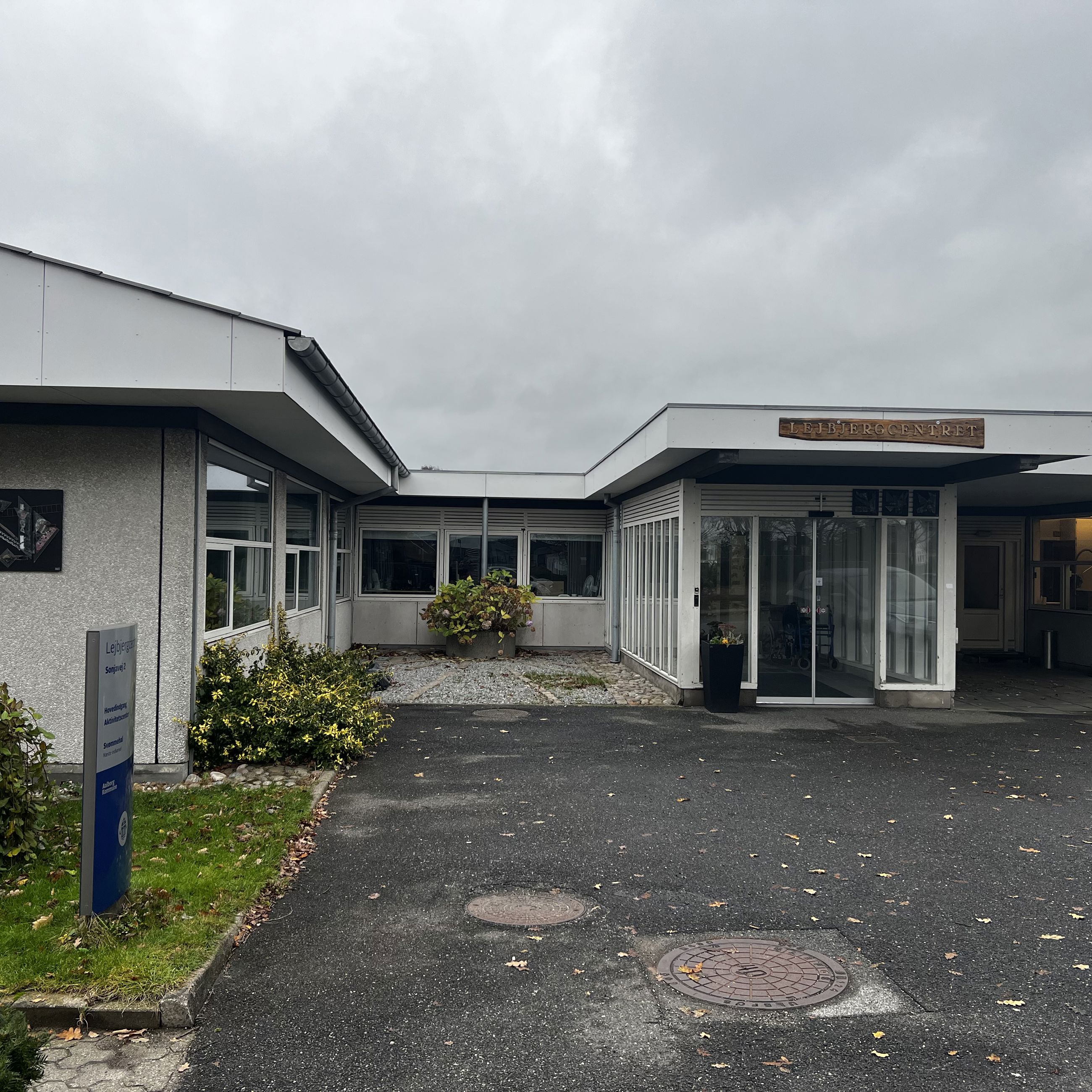 Lejbjergcentrets hovedindgangen set udefra
