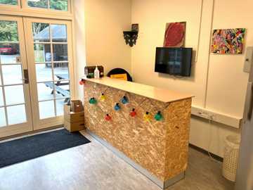 Reception med en disk lavet OBS-plader med en farverig lyskæde på