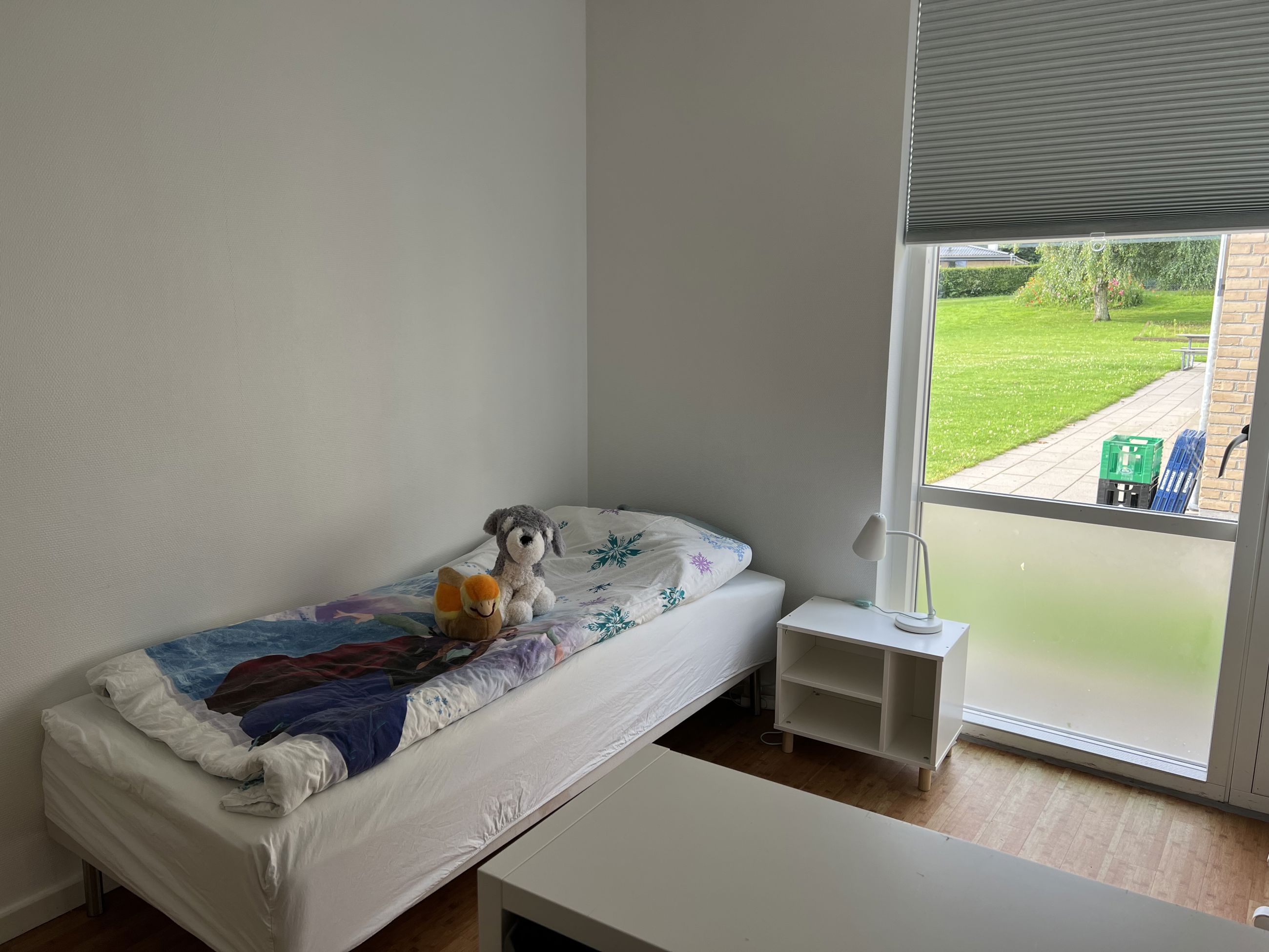 Vesterlund - et værelse med seng og natbord