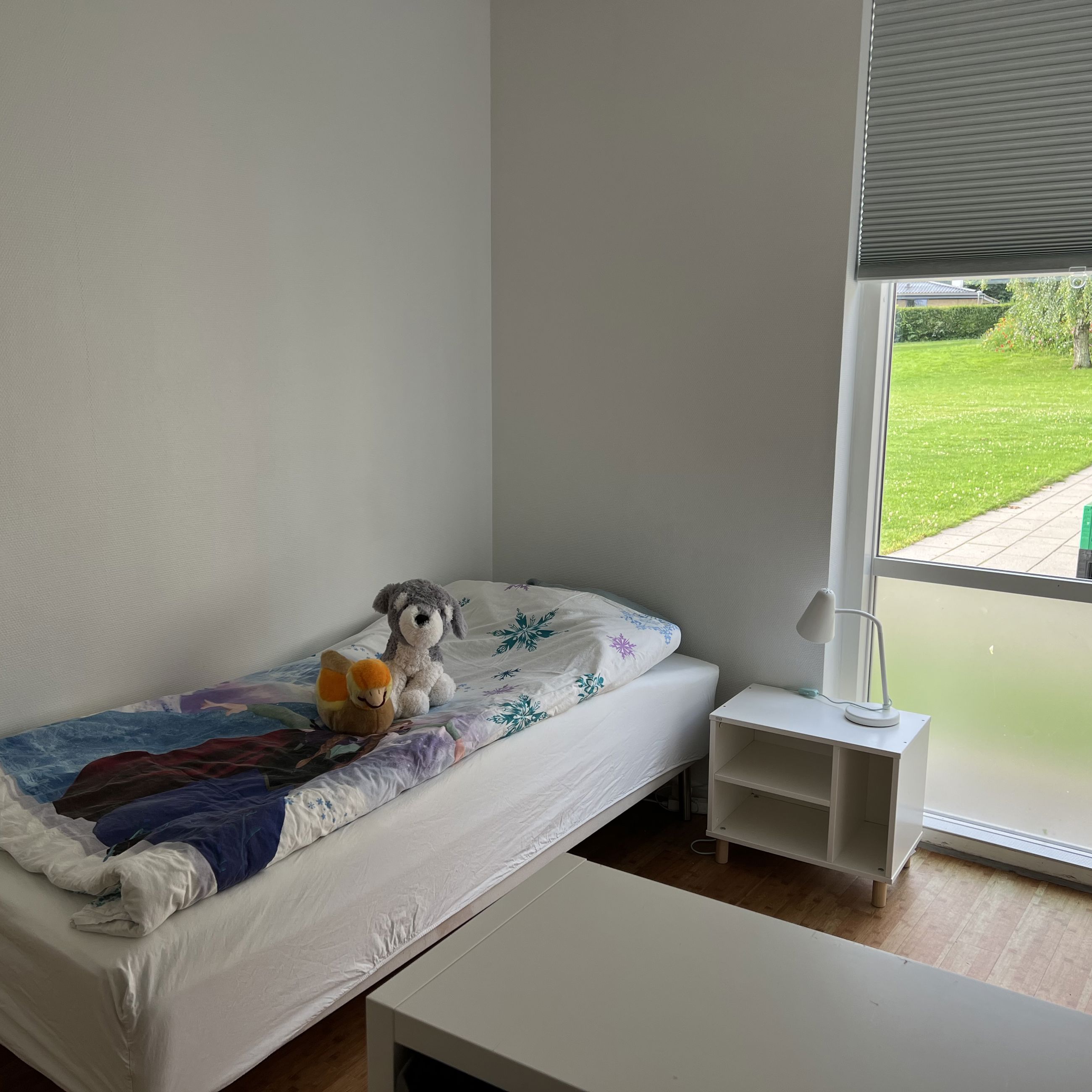 Vesterlund - et værelse med seng og natbord