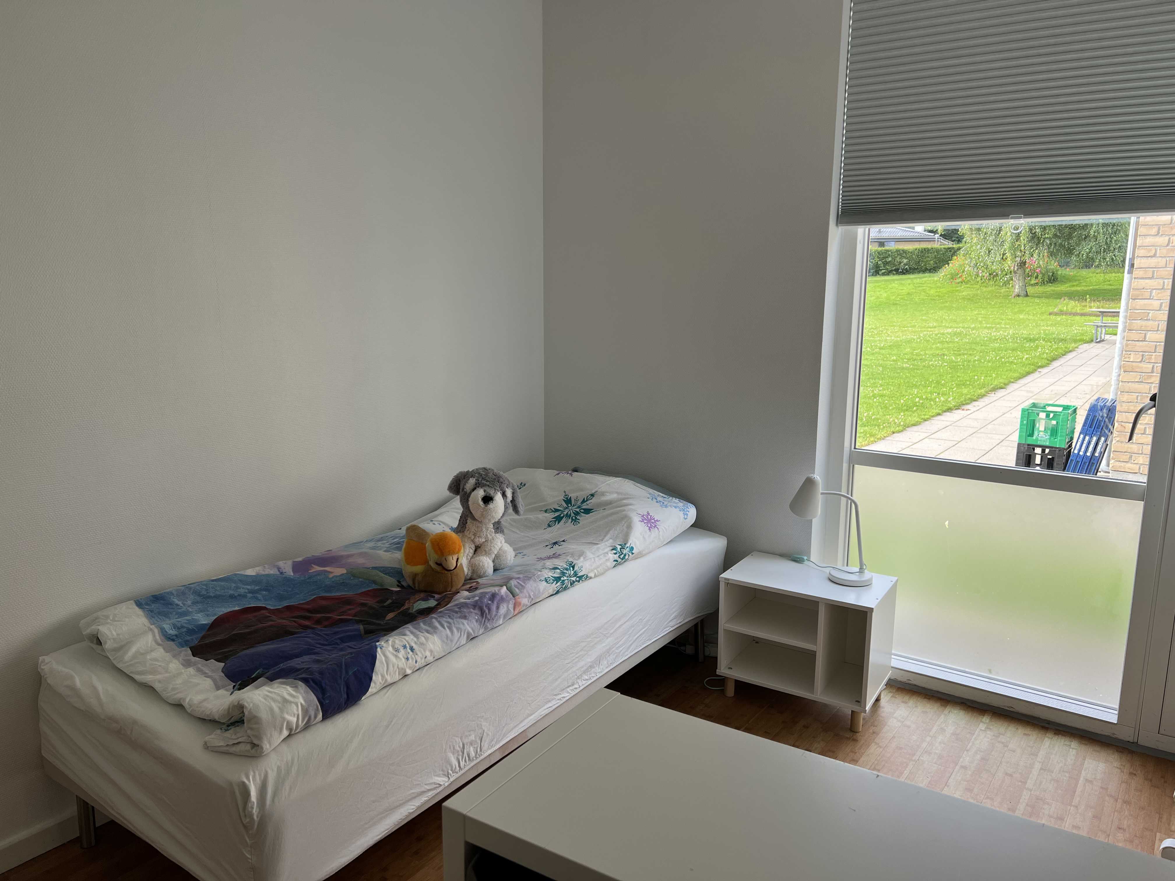 Vesterlund - et værelse med seng og natbord