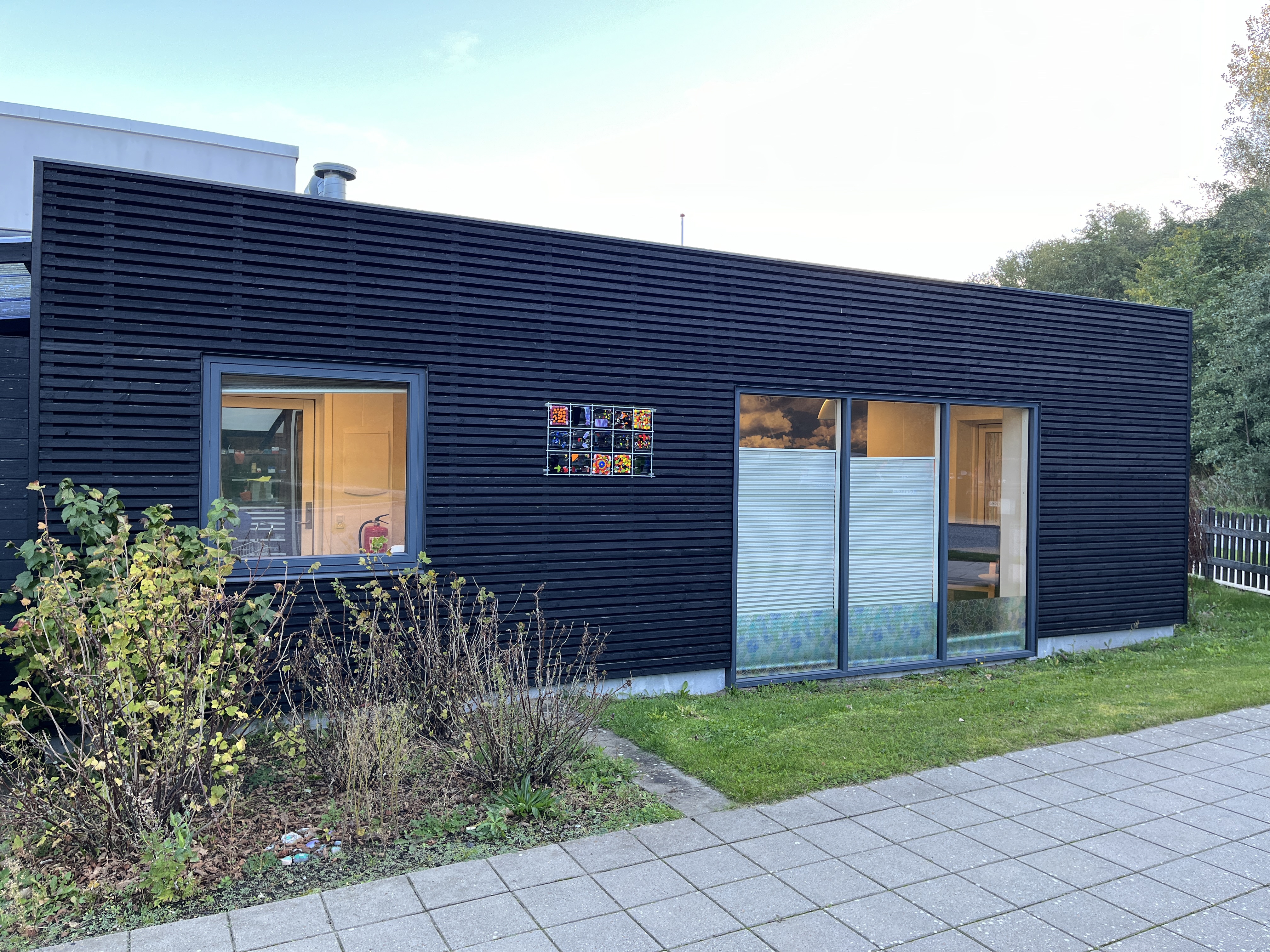 En af Hviddalens boliger set udefra