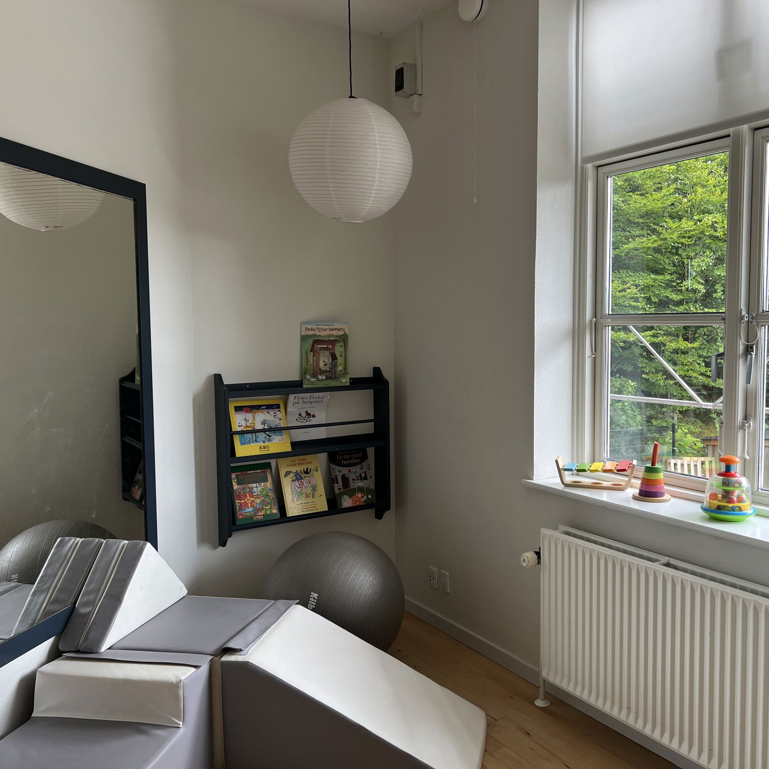 Nøddehuset - aktivitetsrum med puder, legetøj og bøger