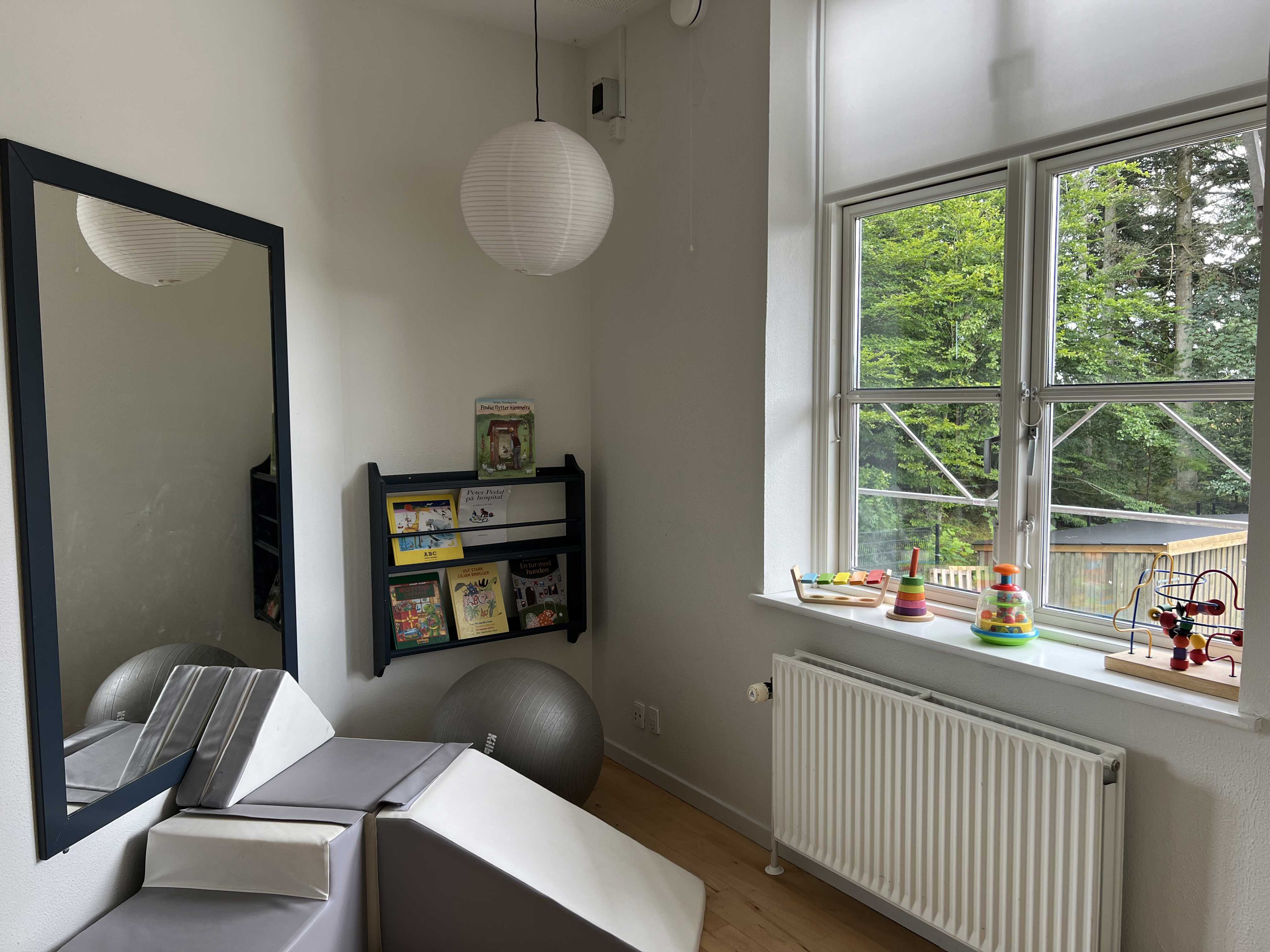 Nøddehuset - aktivitetsrum med puder, legetøj og bøger