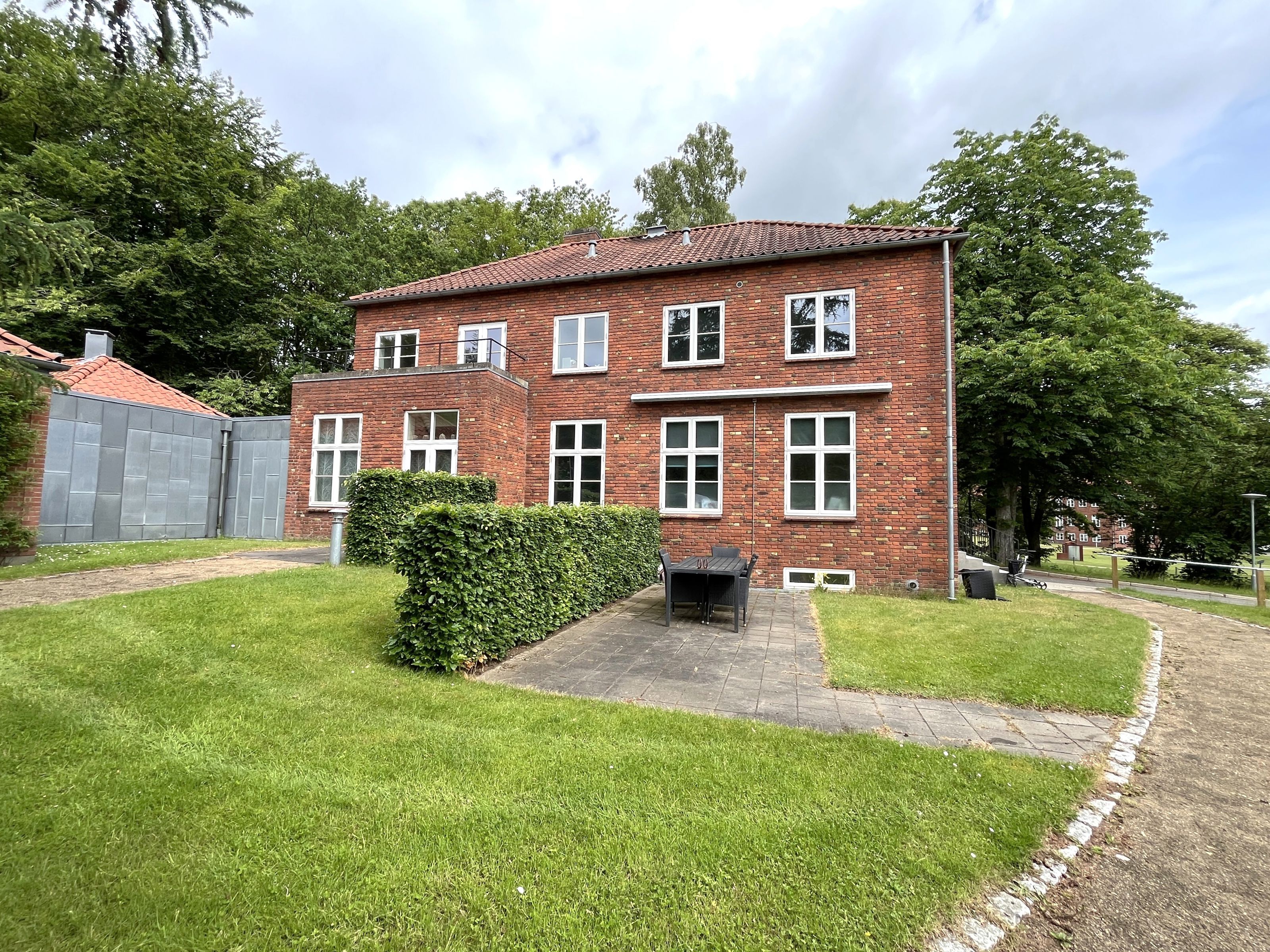 Brinken Set Fra Haven Med Terassemiljø
