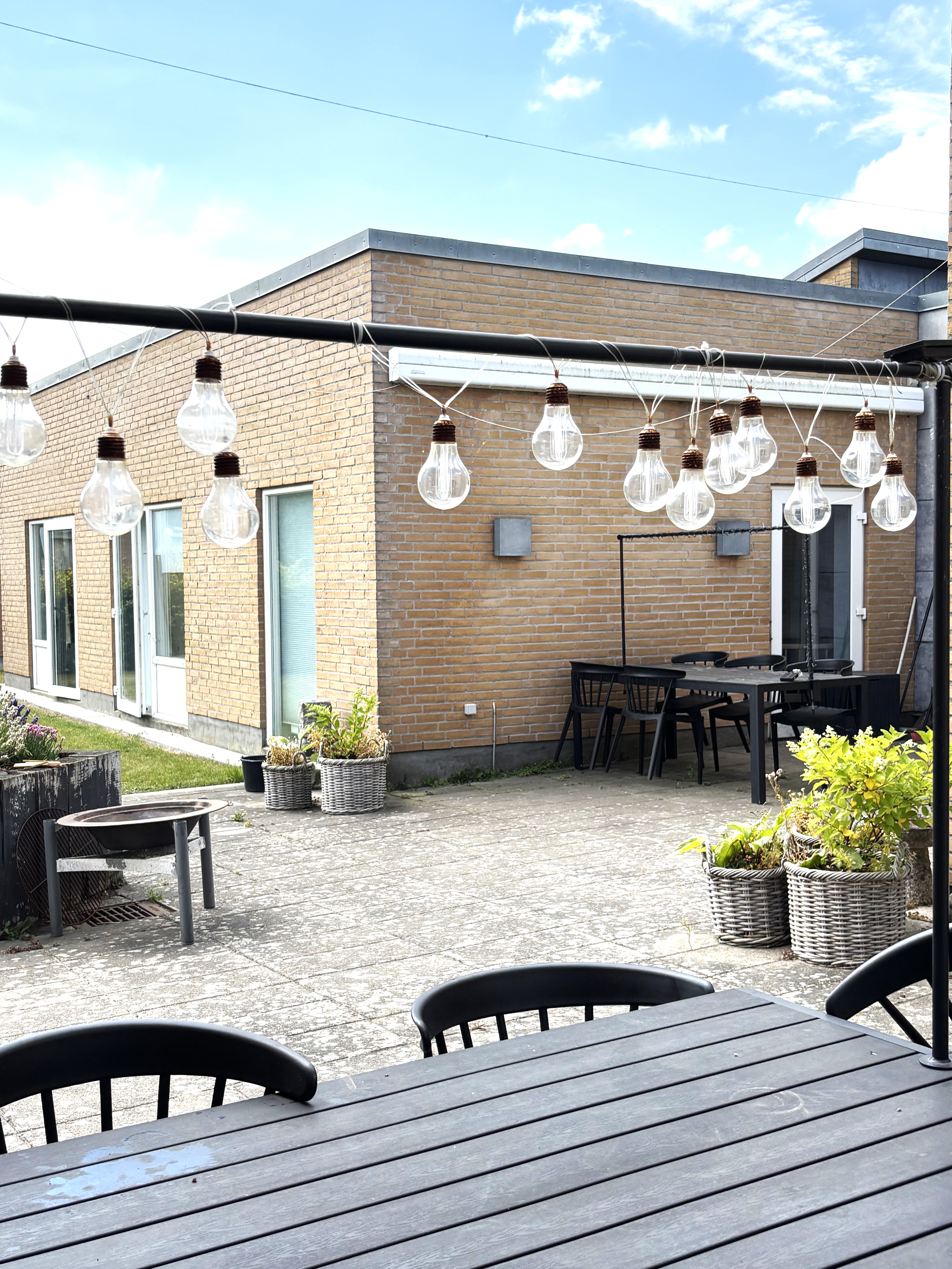 Kulørte lamper udenfor på Valmuehaven