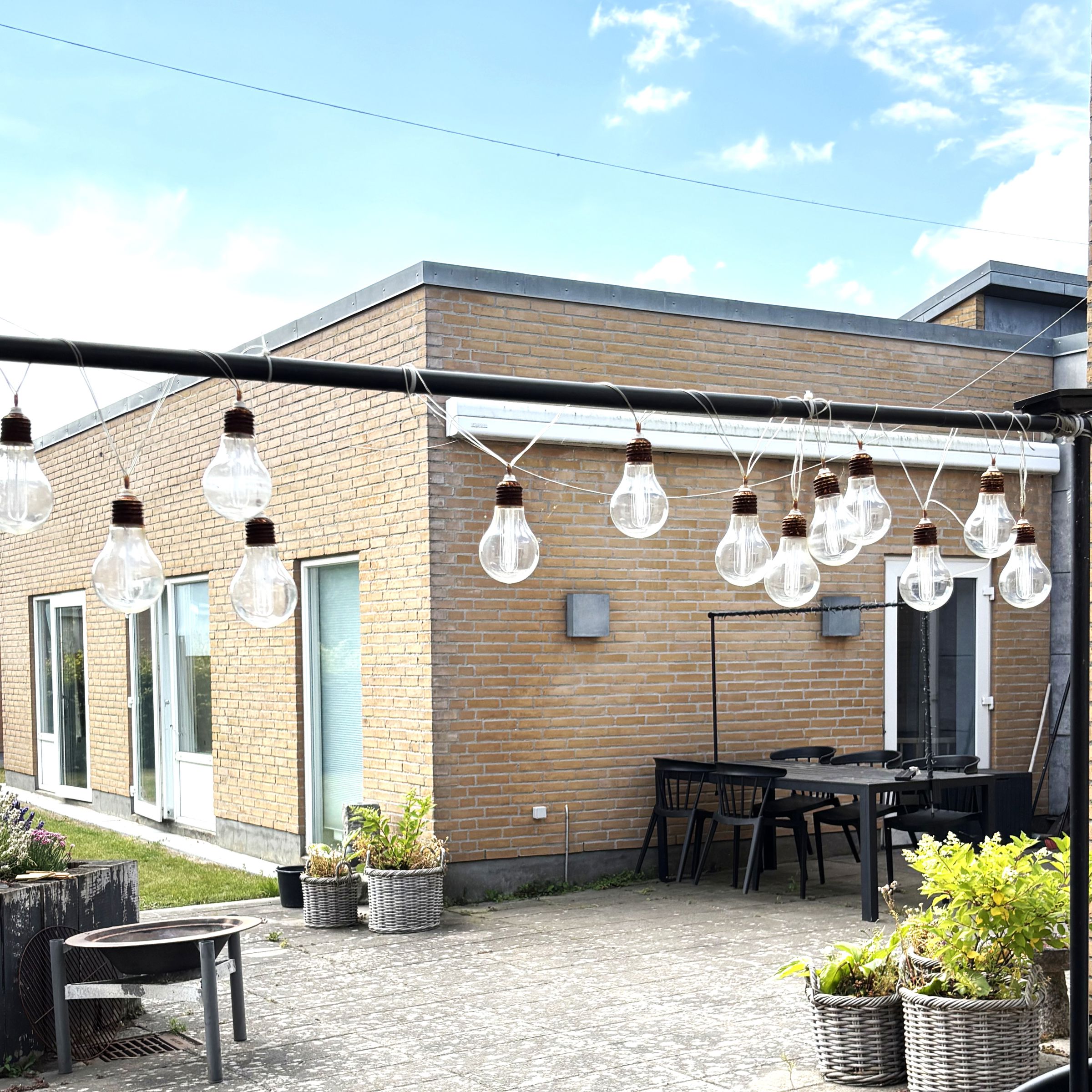 Kulørte lamper udenfor på Valmuehaven