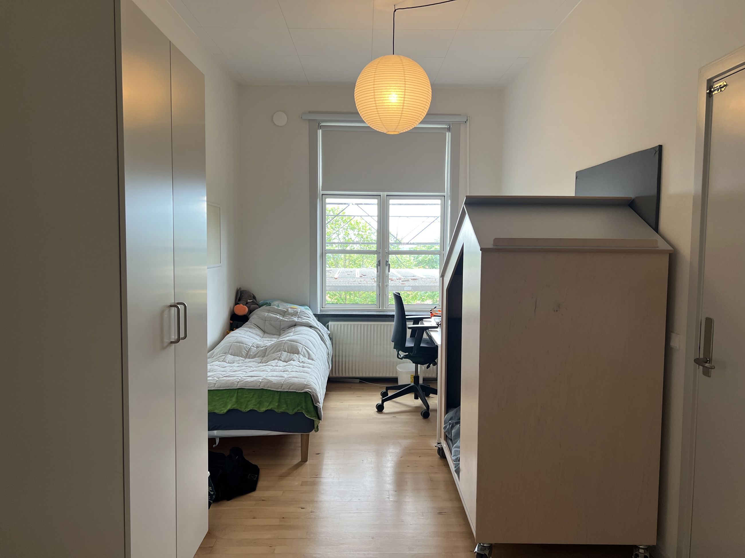 Nøddehuset - et værelse med seng, bord og stol og legehus