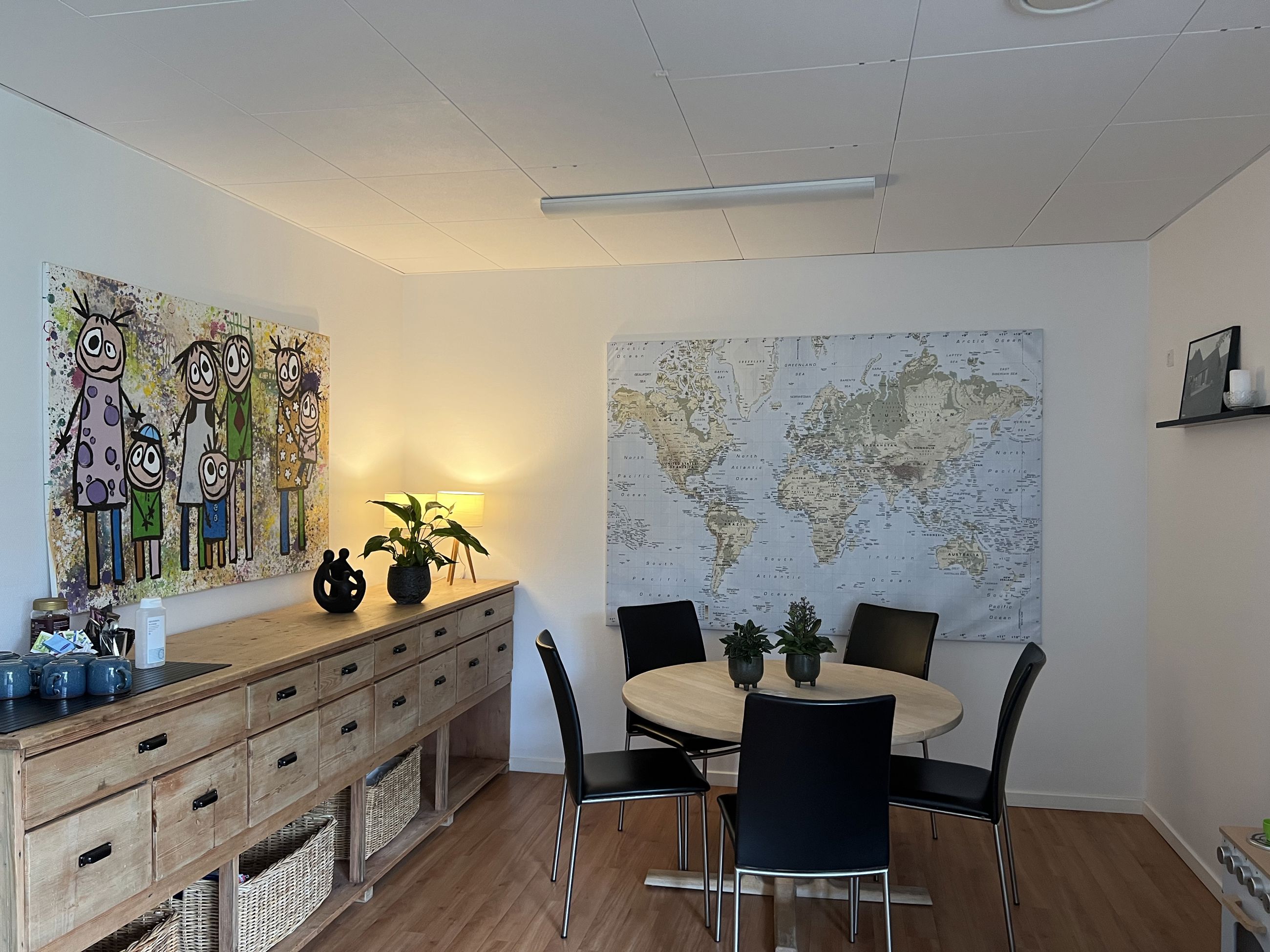 Familiehuset Bisgård Venteværelse med rundt bord og stole