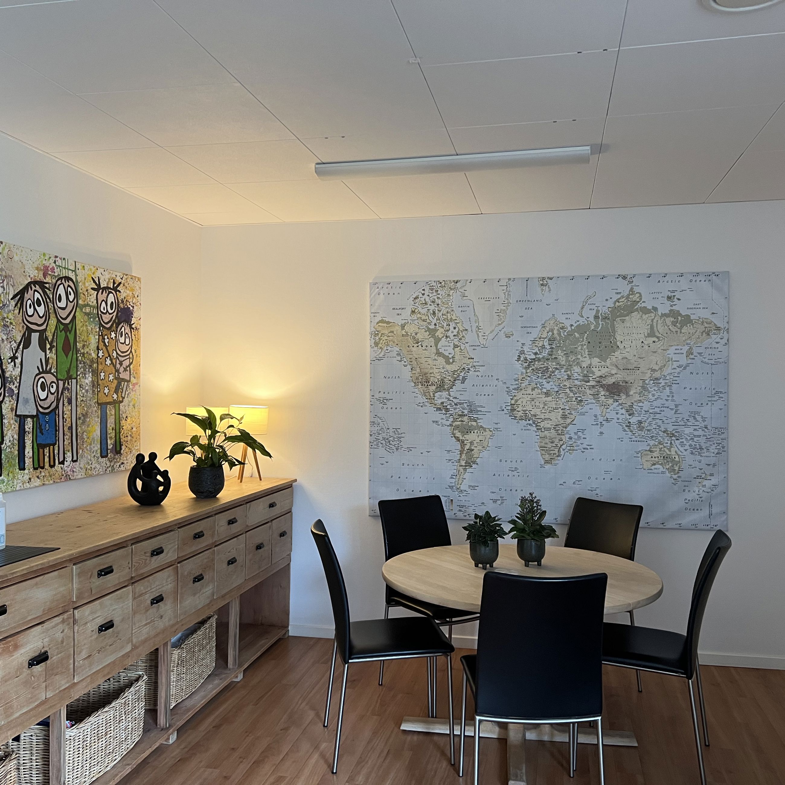 Familiehuset Bisgård Venteværelse med rundt bord og stole