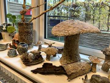 Vindueskarm med hjemmelavede træsvampe