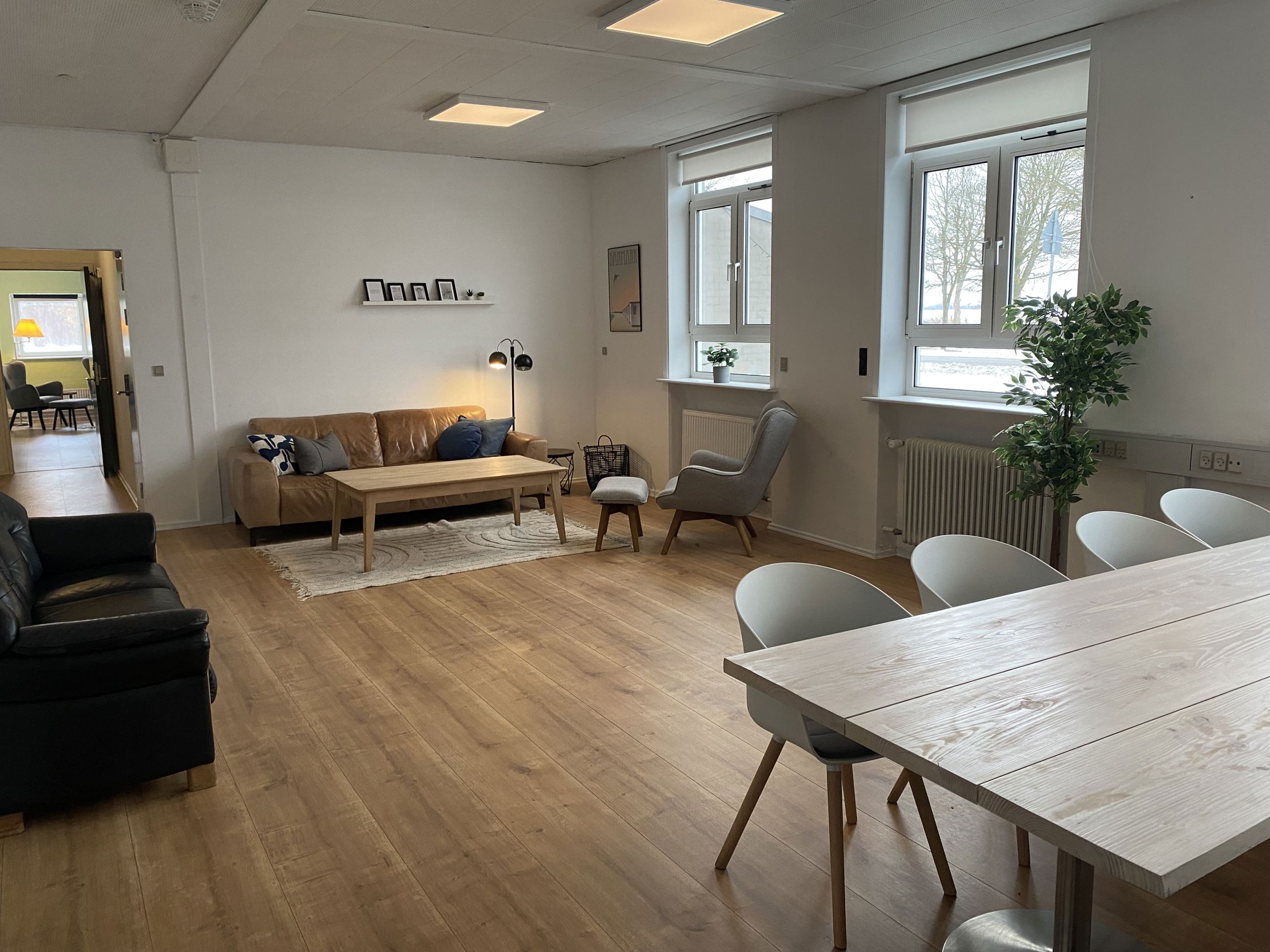 Hyggelig stue med sofaer og lænestole